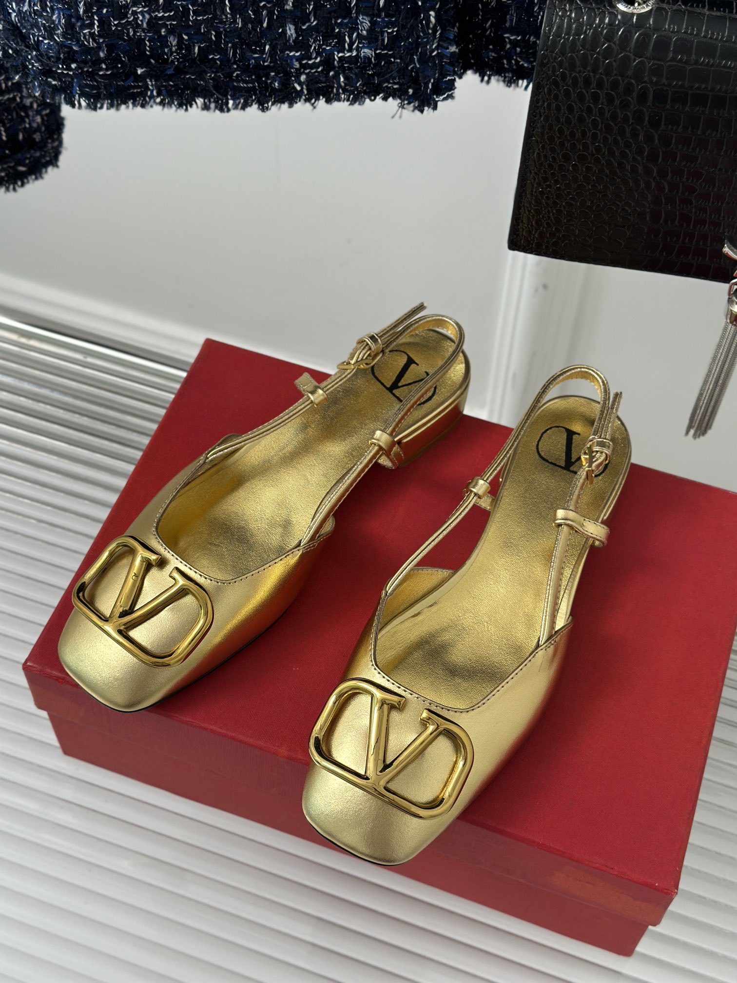Valentin华伦天伦经典大V扣后空包头凉鞋️经典的大V扣元素设计搭配彰显了品牌独有的设计风格奢华时尚
