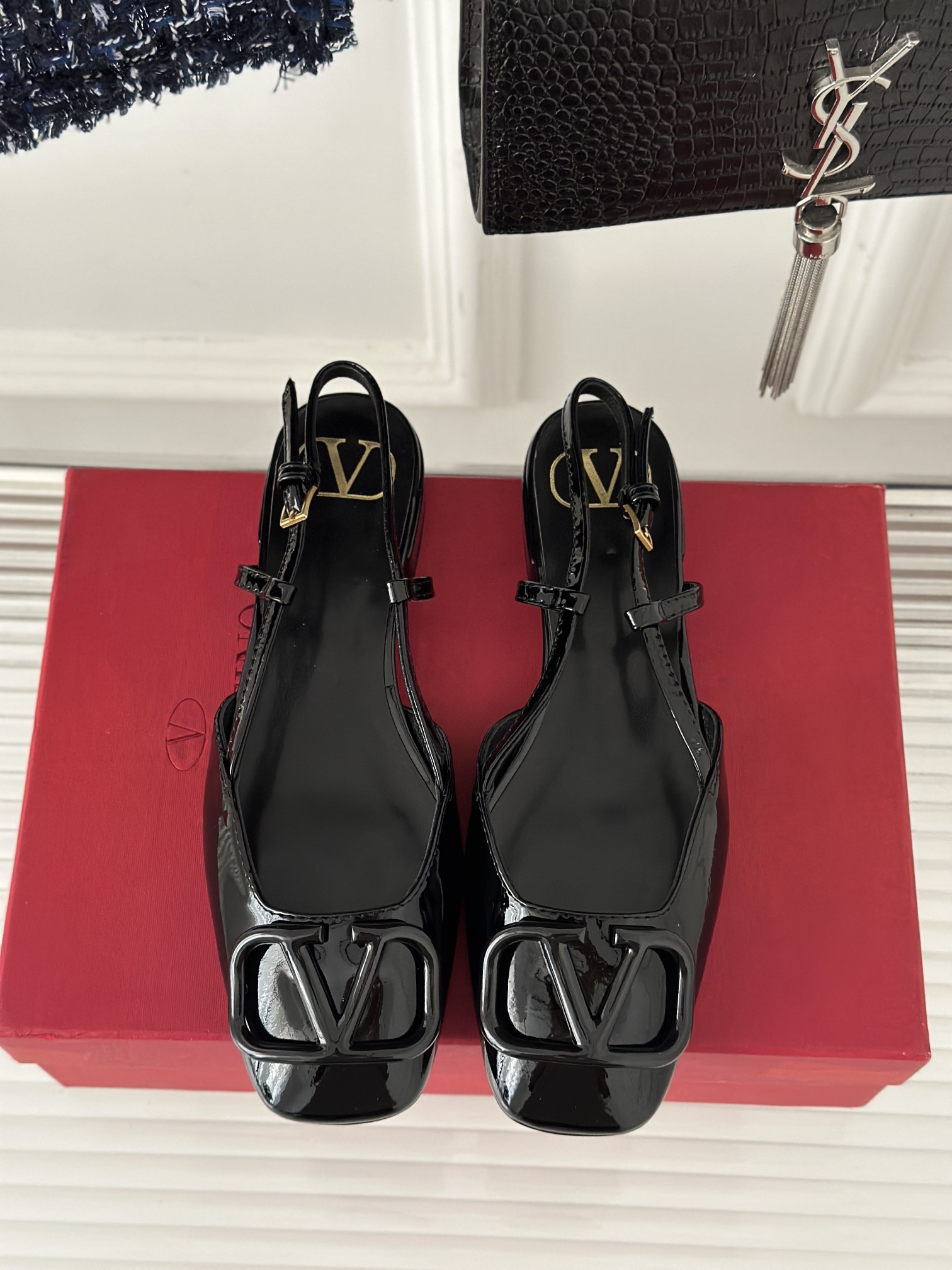 Valentin华伦天伦经典大V扣后空包头凉鞋️经典的大V扣元素设计搭配彰显了品牌独有的设计风格奢华时尚