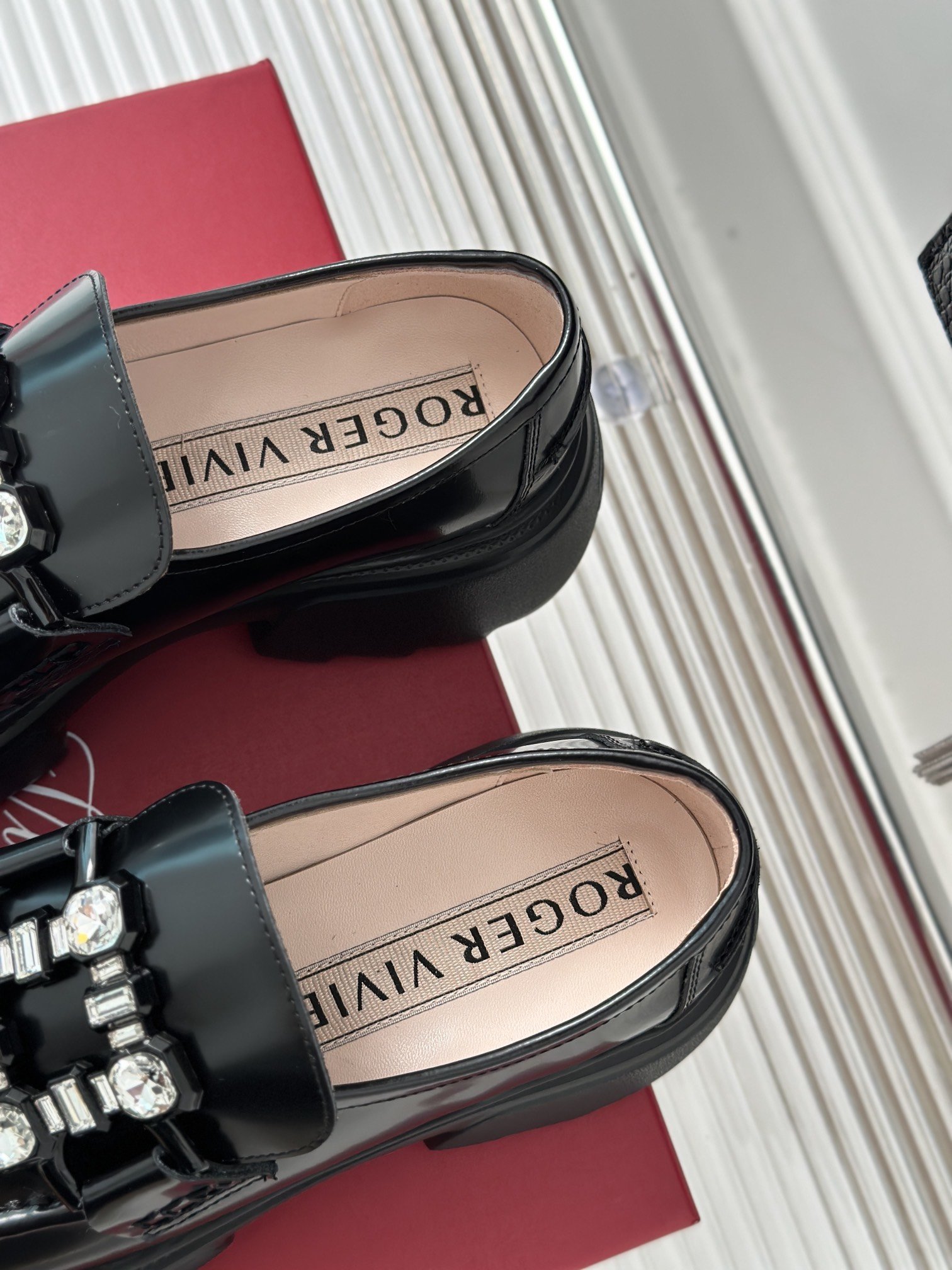 RogerVivierRV经典秋冬水钻方扣短靴乐福鞋系列鞋面用的是原厂进口牛皮内里是混种羊皮原版开模发泡