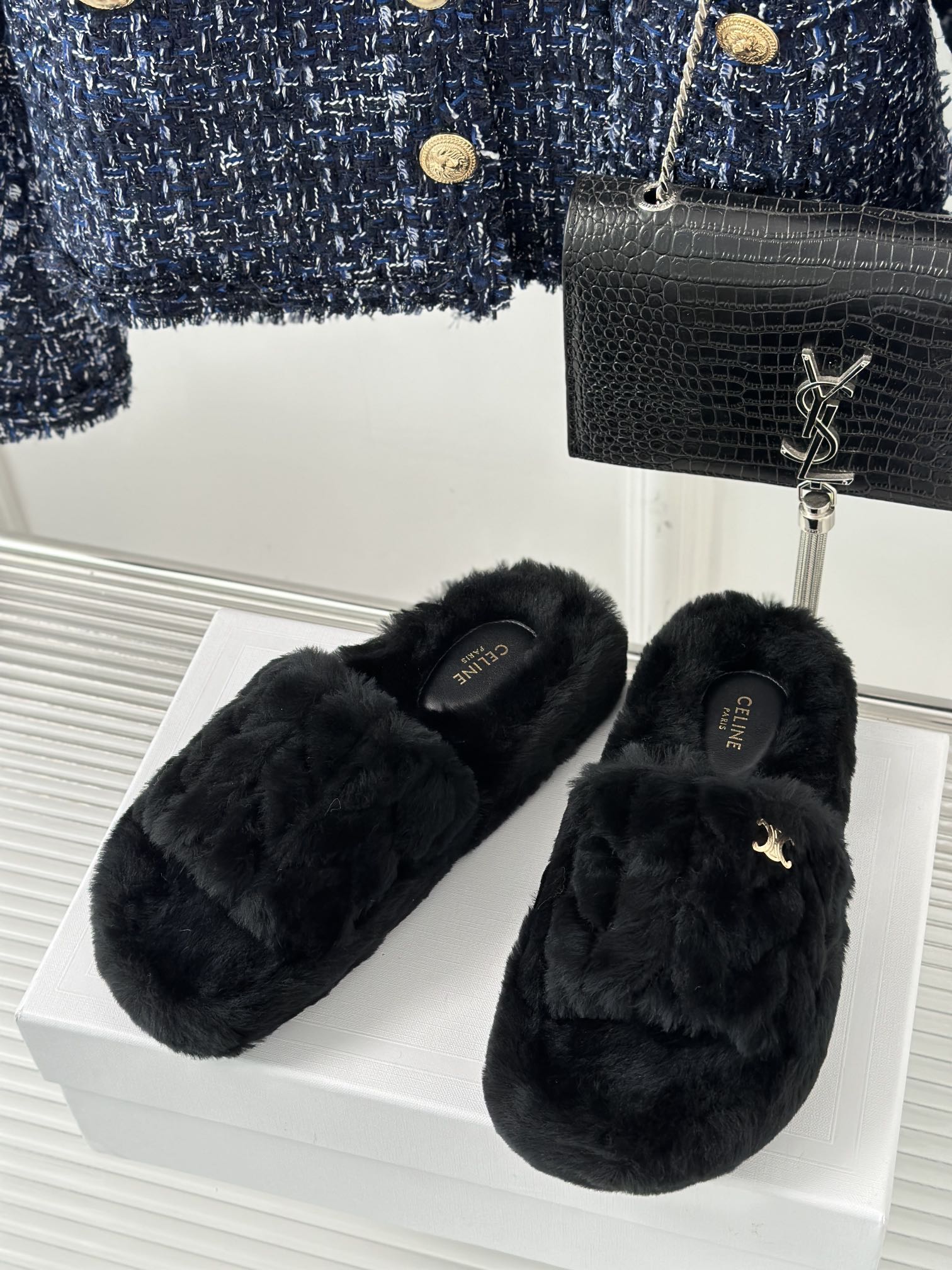 CELINE/塞琳23s秋冬新品厚底毛毛拖鞋这一季的赛琳又让我重新爱了它一次！这季节美鞋太多这款毛拖真的