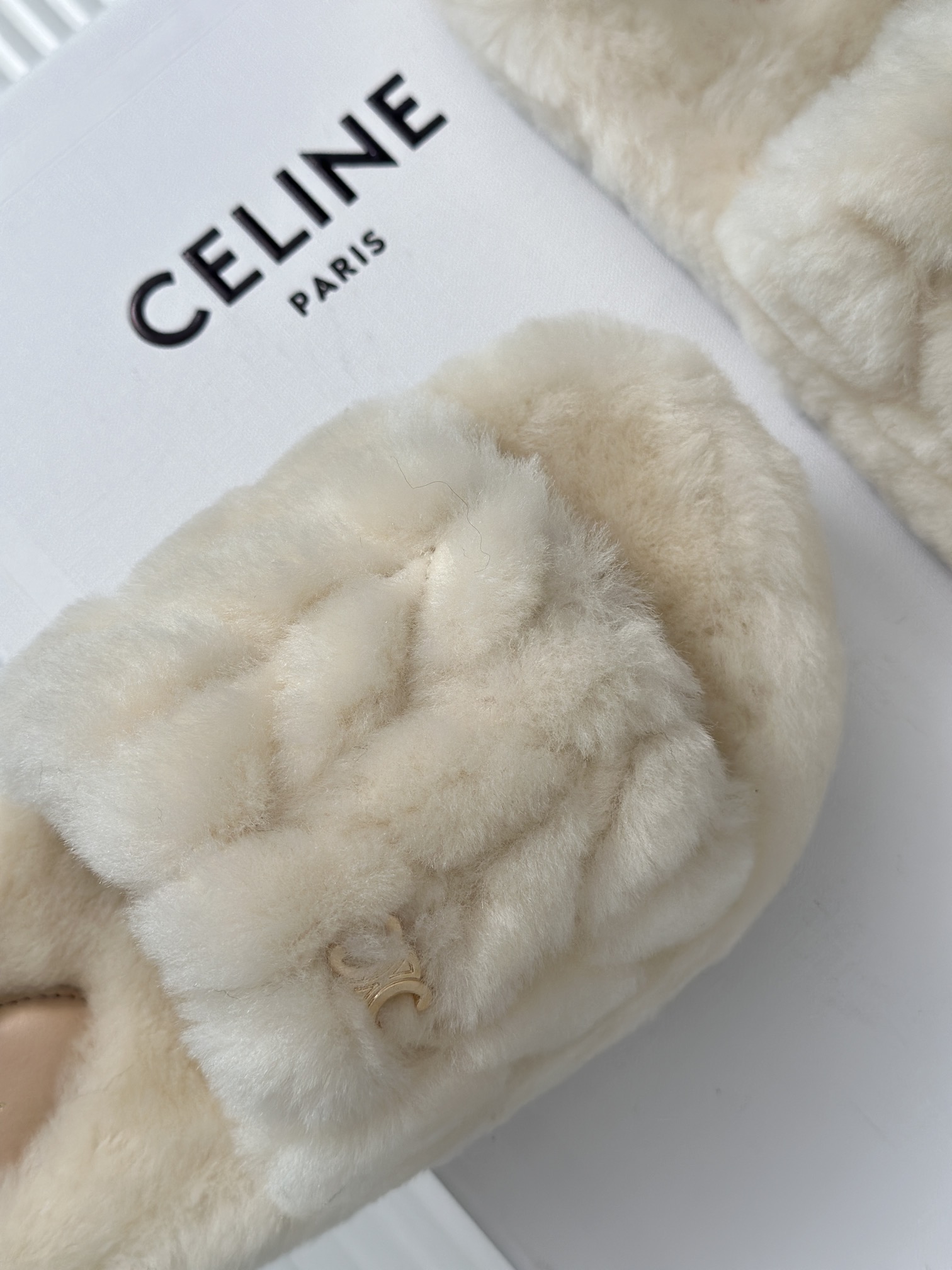 CELINE/塞琳23s秋冬新品厚底毛毛拖鞋这一季的赛琳又让我重新爱了它一次！这季节美鞋太多这款毛拖真的
