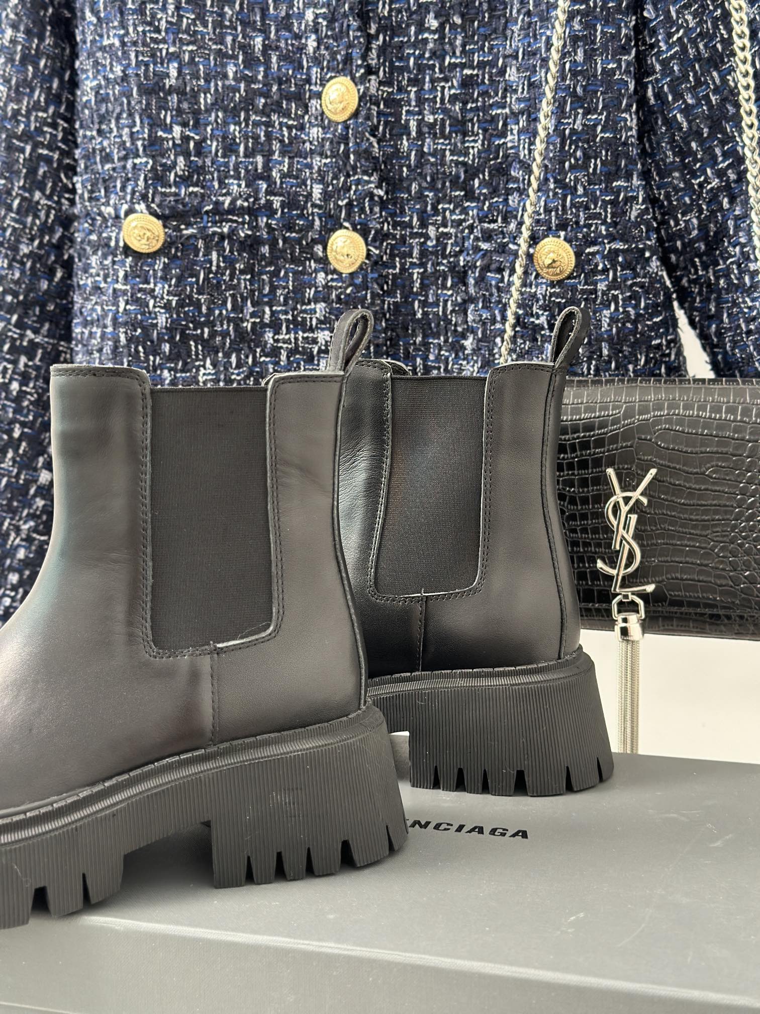 Balenciaga巴黎世家经典秋冬厚底切尔西短靴网红最爱款也是搭配利器上脚小腿非常显瘦又显腿长鞋面采用