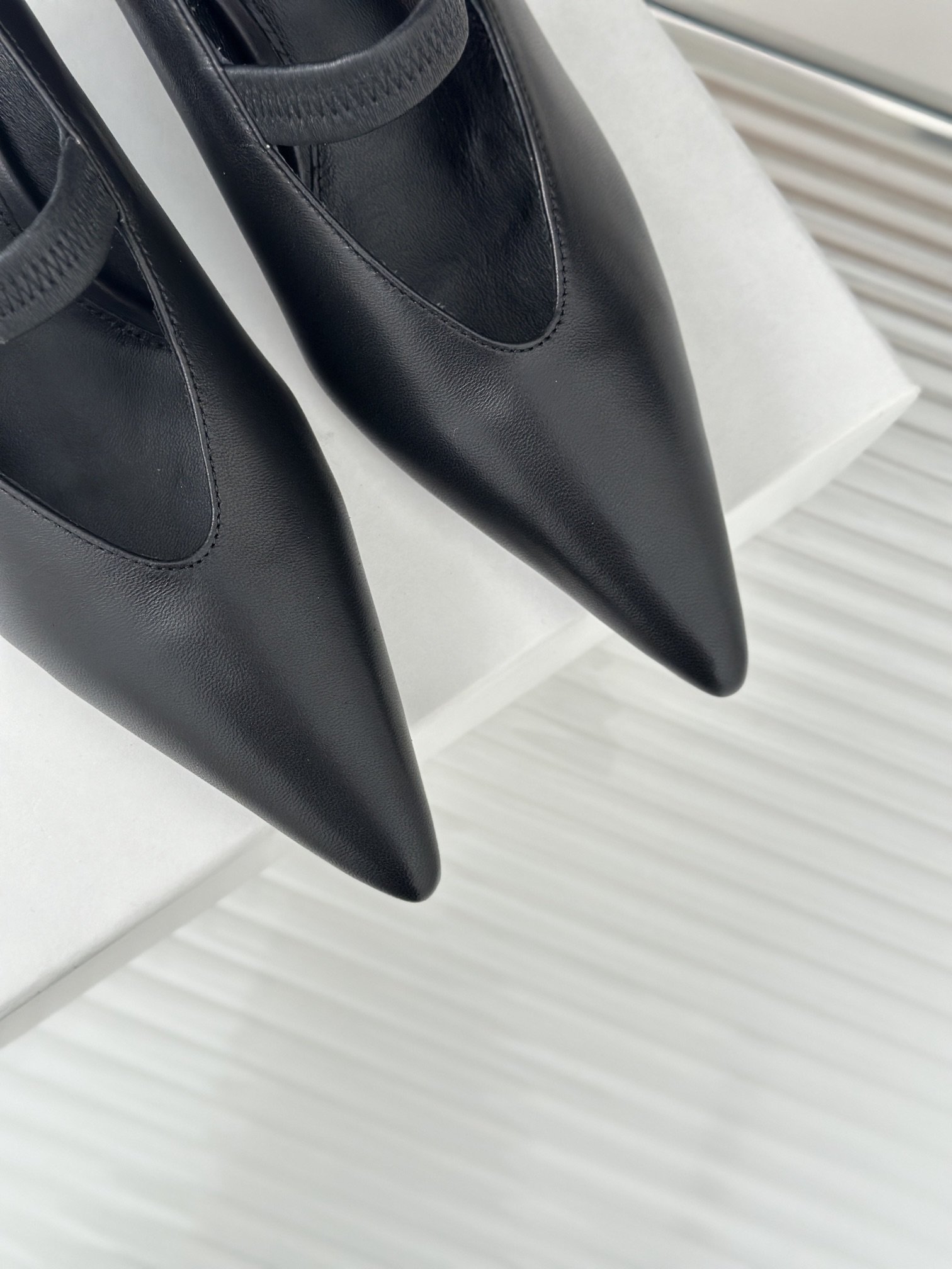 Toteme经典尖头字猫玛丽珍单鞋极简主义风格复古又高级！简约又大气属于非常耐看的款式！高级百搭之王一年