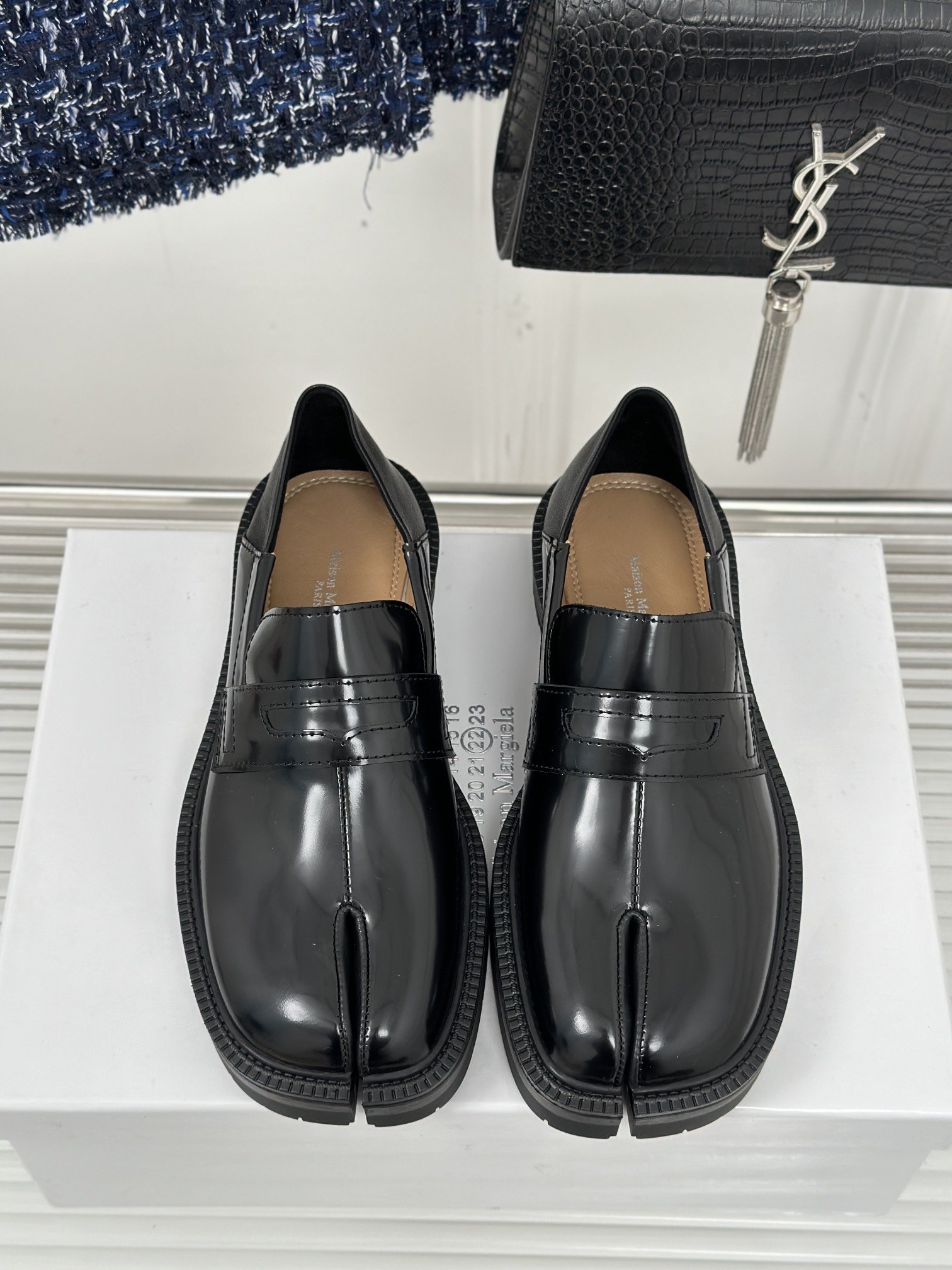 MaisonMargielaMM6马吉拉复古分趾乐福鞋刻着“时髦”两字的猪蹄分趾鞋这次在原来的基础上又做