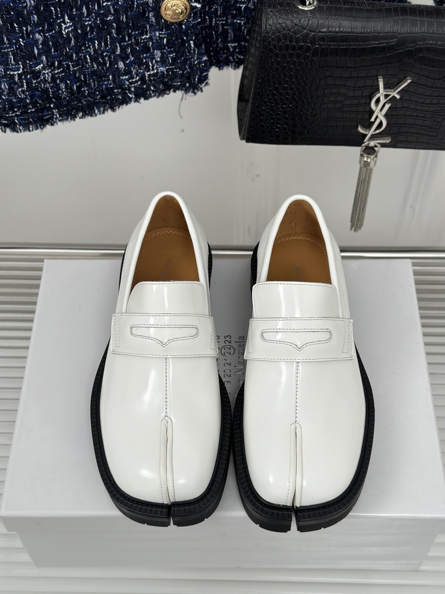 MaisonMargielaMM6马吉拉复古分趾乐福鞋刻着“时髦”两字的猪蹄分趾鞋这次在原来的基础上又做