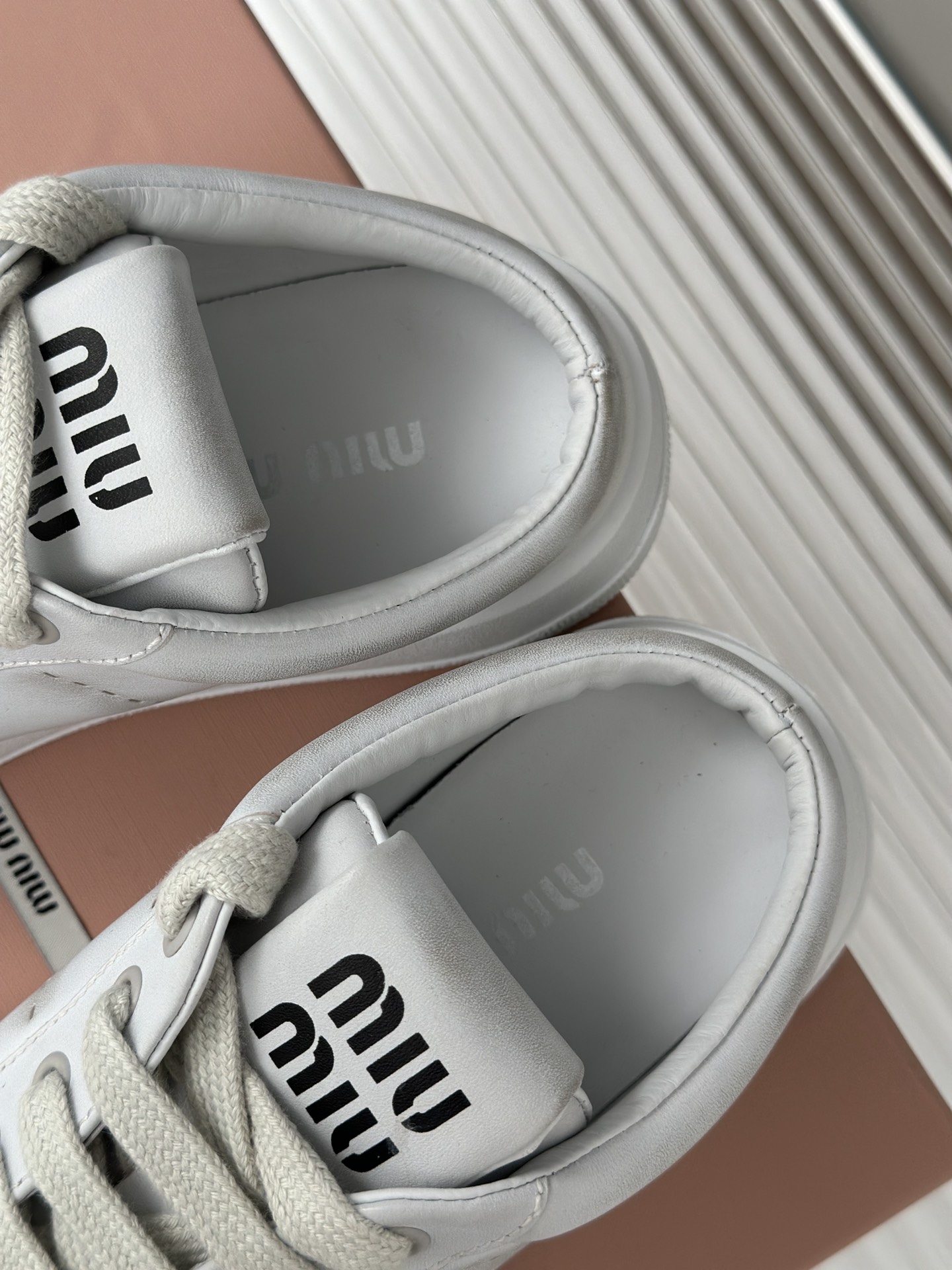 MIUMIU24春夏新品做旧小白鞋鞋面采用进口牛皮内里垫脚是进口羊皮原版开模橡胶大底码数35-3940定