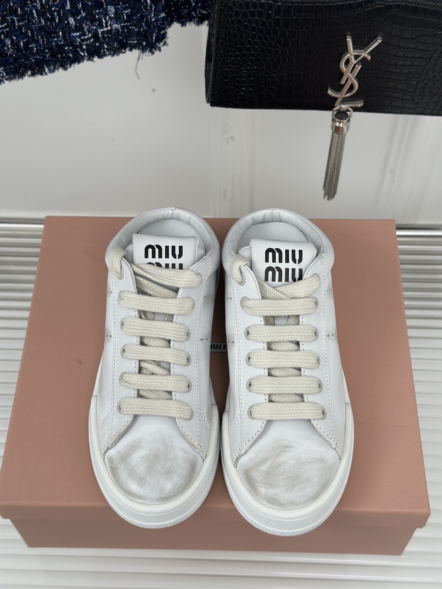 MIUMIU24春夏新品做旧小白鞋鞋面采用进口牛皮内里垫脚是进口羊皮原版开模橡胶大底码数35-3940定