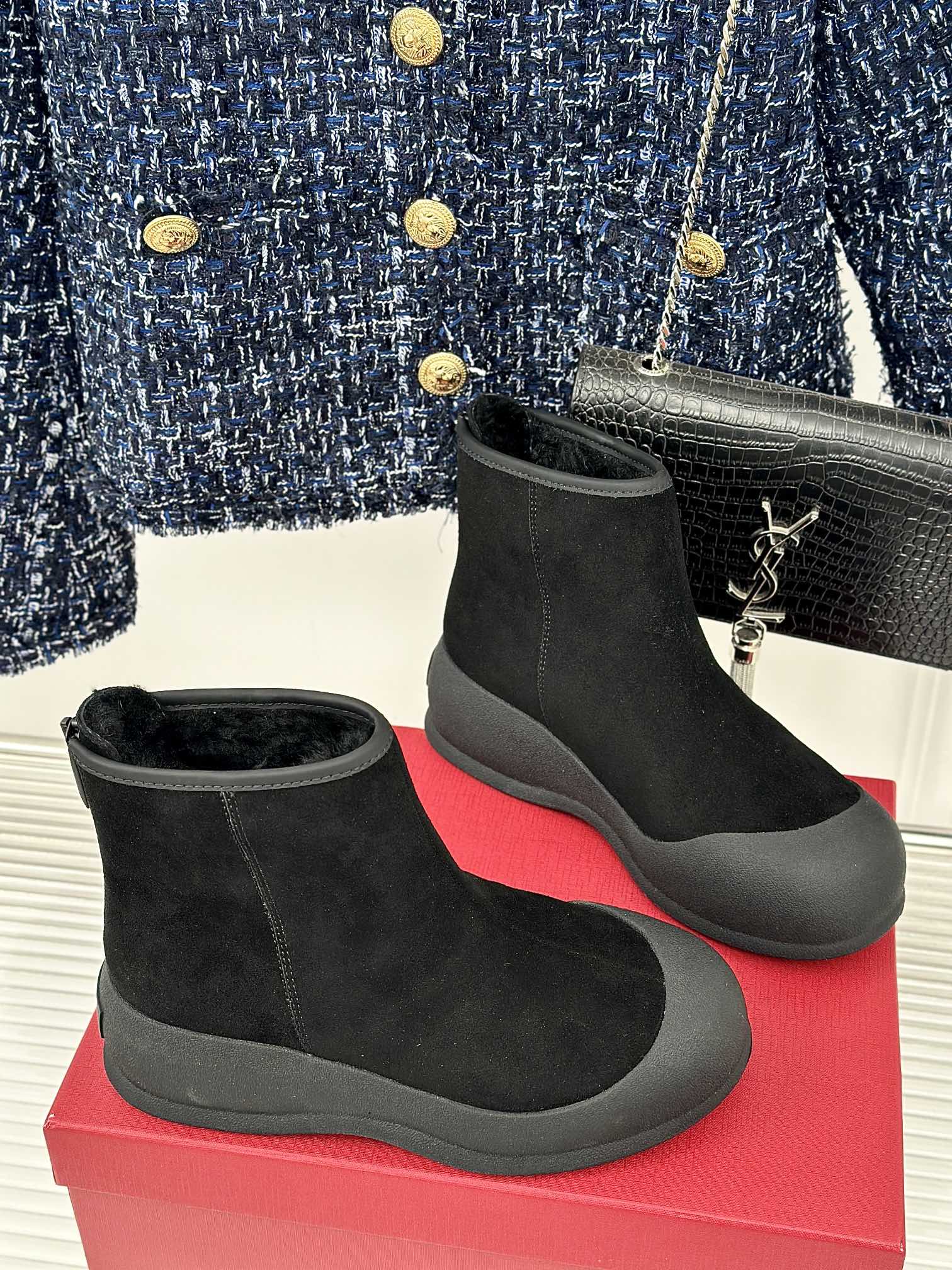 Fashionable Winter Footwear: Bally Curling Ice Canteen Capsules and Australian Wool Boots - 图片 3