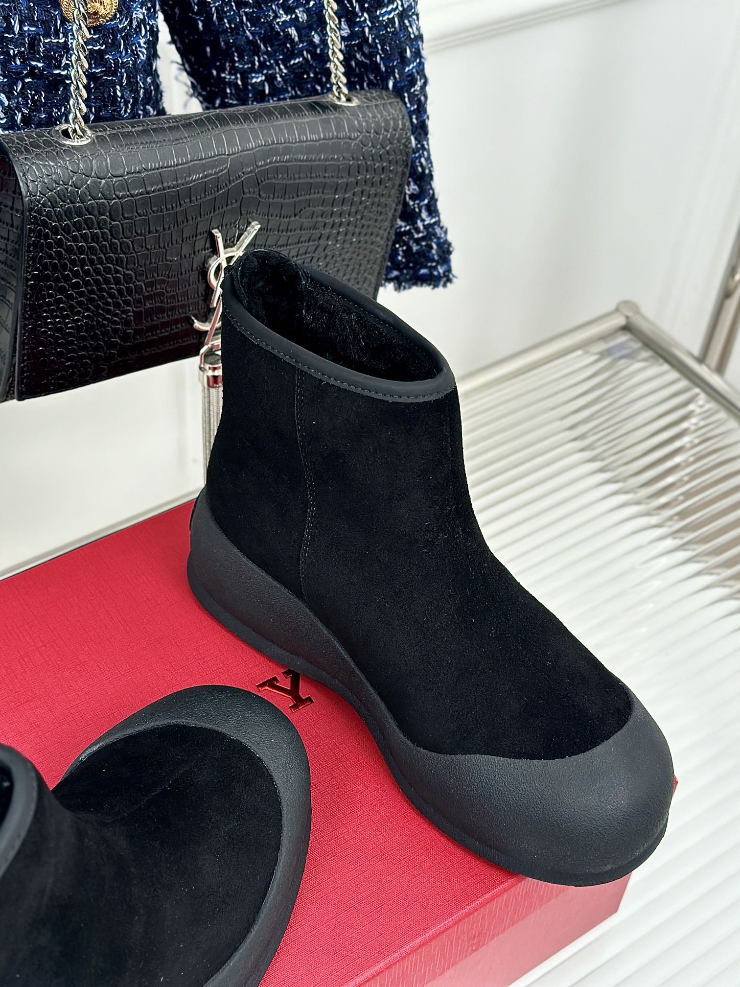 Fashionable Winter Footwear: Bally Curling Ice Canteen Capsules and Australian Wool Boots - 图片 5