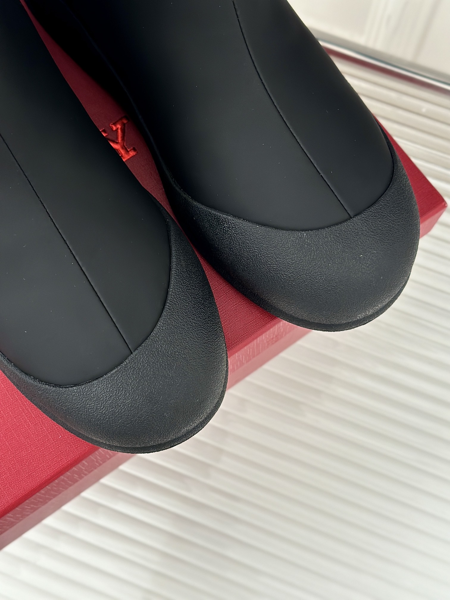 Fashionable Winter Footwear: Bally Curling Ice Canteen Boots with Australian Wool and Imported Leather - 图片 6