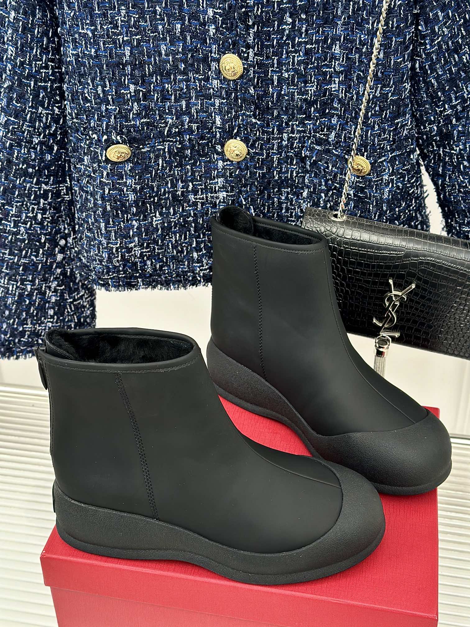 Fashionable Winter Footwear: Bally Curling Ice Canteen Boots with Australian Wool and Imported Leather - 图片 3