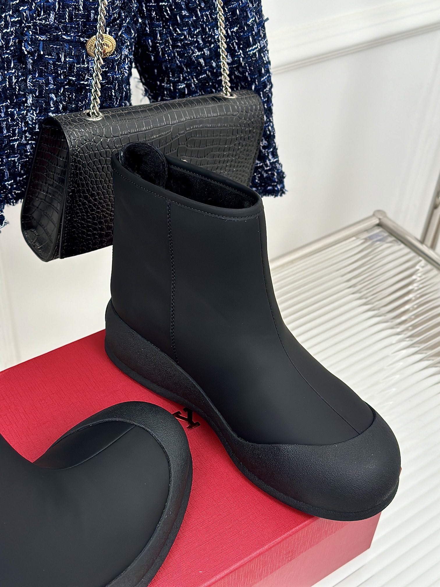 Fashionable Winter Footwear: Bally Curling Ice Canteen Boots with Australian Wool and Imported Leather - 图片 5