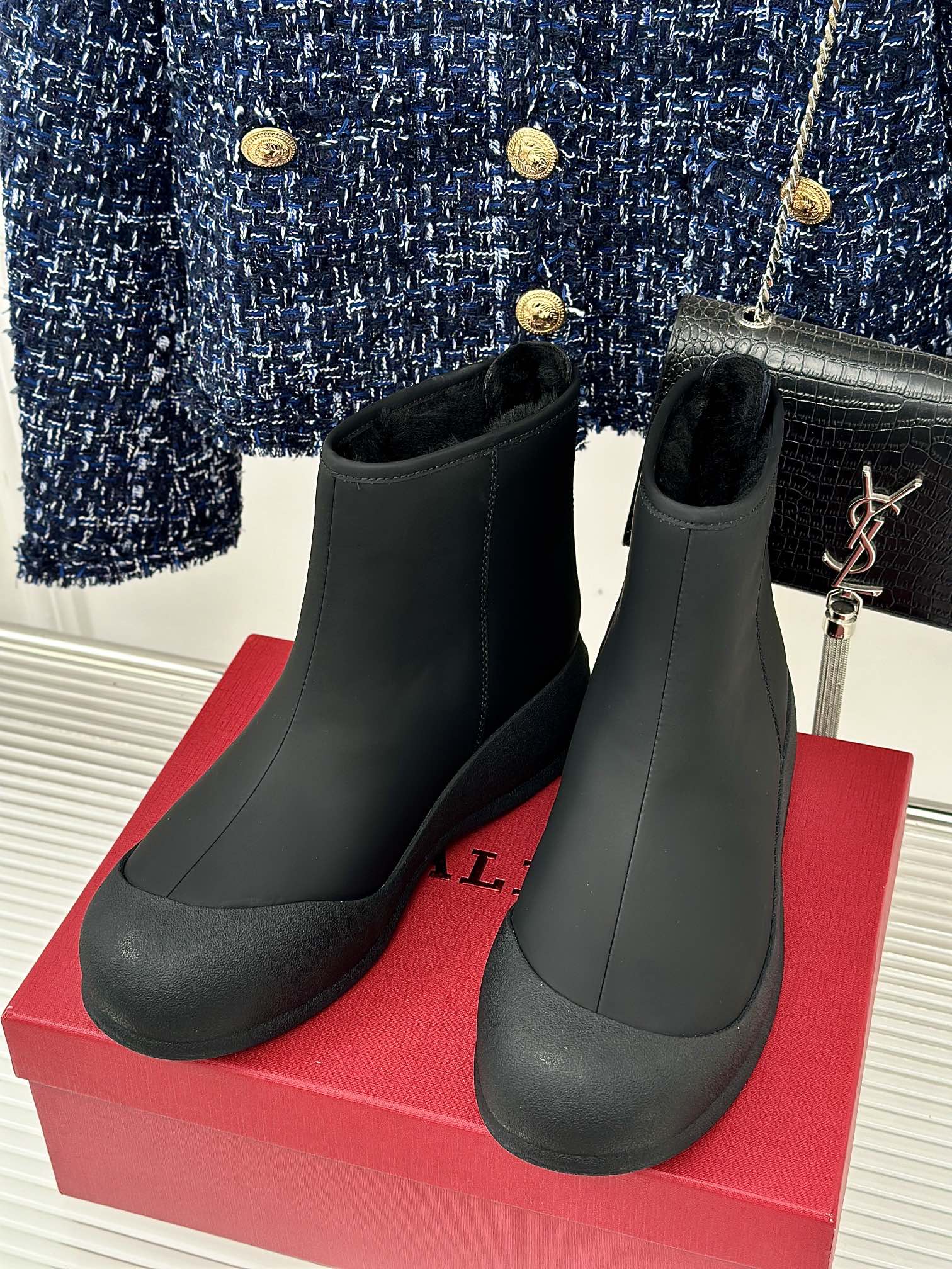 Fashionable Winter Footwear: Bally Curling Ice Canteen Boots with Australian Wool and Imported Leather - 图片 2