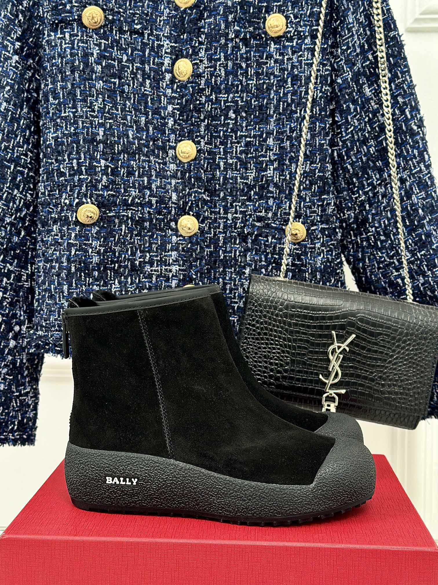 “Top 1250: Fashionable Winter Boots with Australian Wool and Swiss Design”