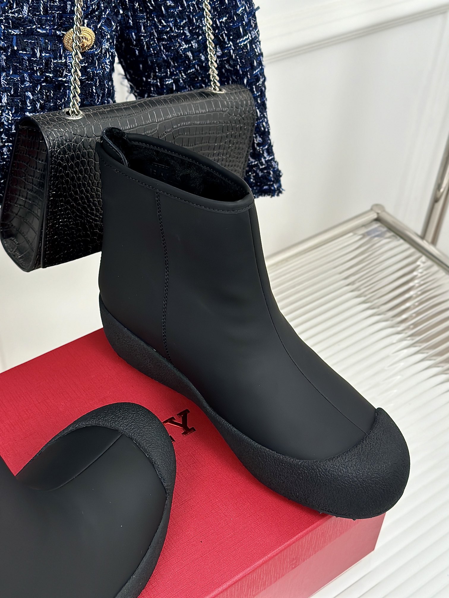 Fashionable Winter Footwear: Bally Curling Ice Canteen Capsules and Australian Wool Boots - 图片 5