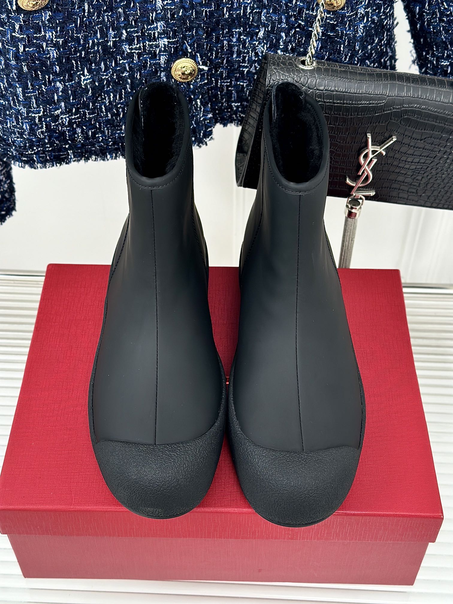 Fashionable Winter Footwear: Bally Curling Ice Canteen Capsules and Australian Wool Boots - 图片 4