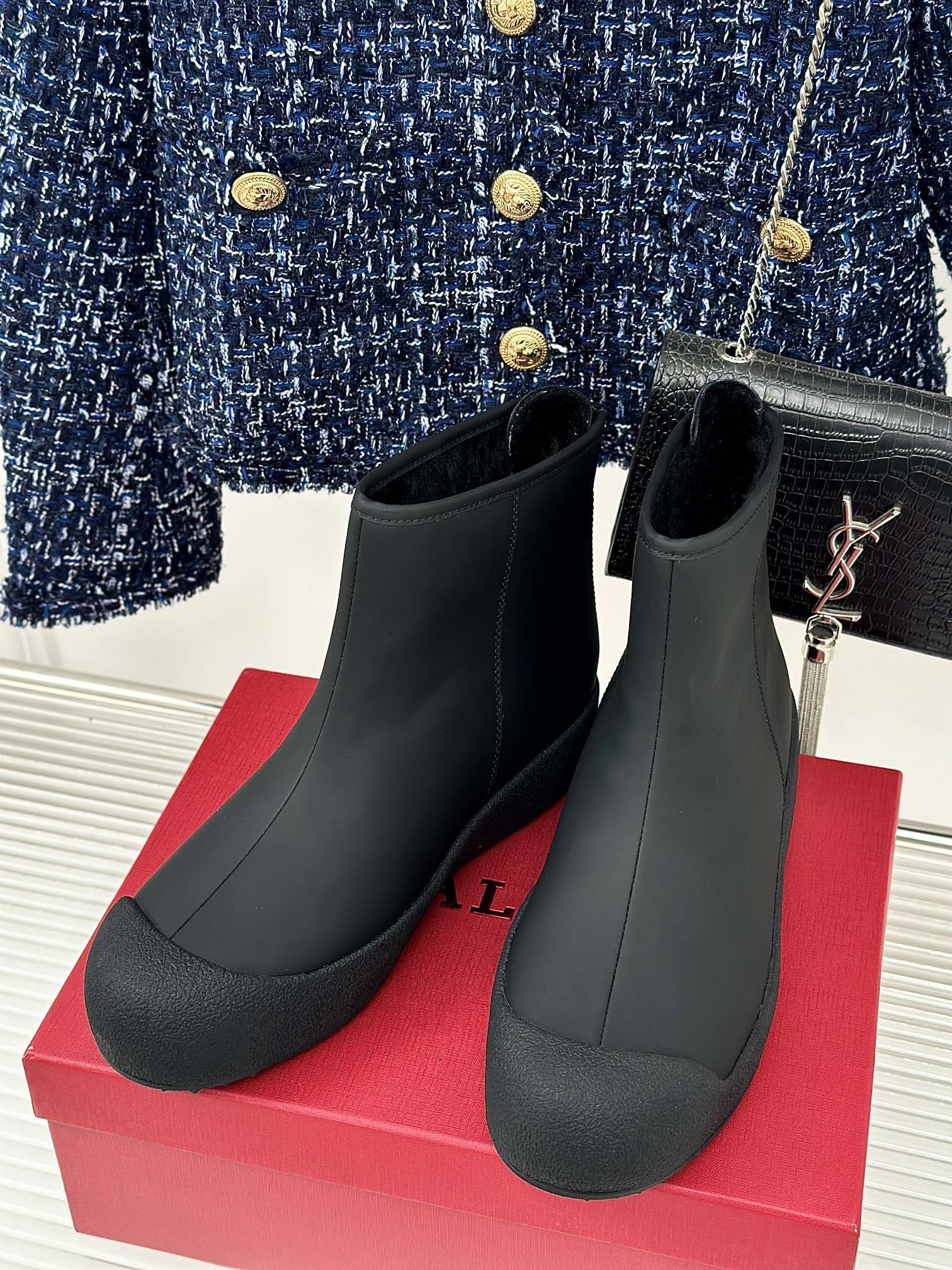 Fashionable Winter Footwear: Bally Curling Ice Canteen Capsules and Australian Wool Boots - 图片 2