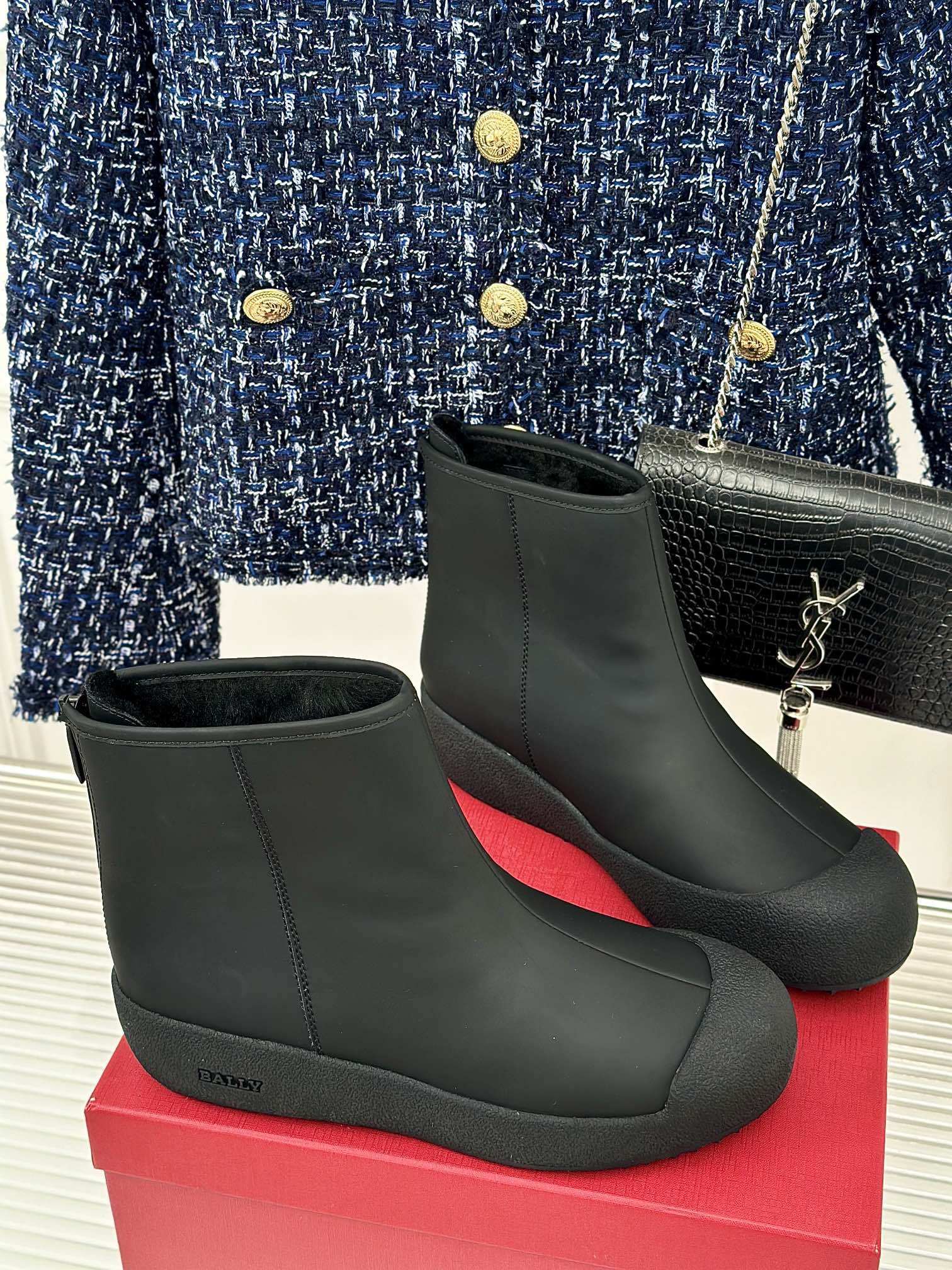 Fashionable Winter Footwear: Bally Curling Ice Canteen Capsules and Australian Wool Boots - 图片 3