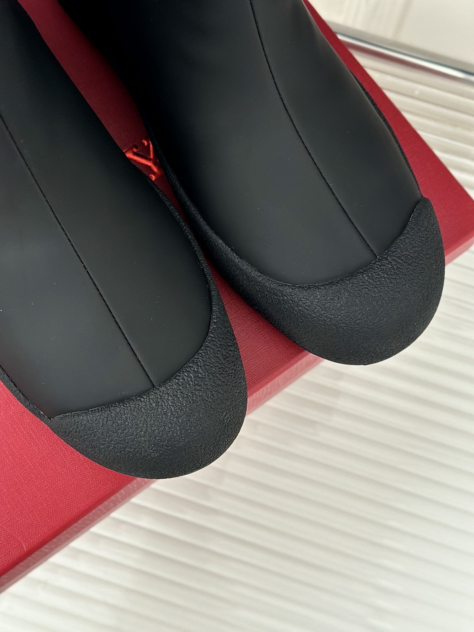 Fashionable Winter Footwear: Bally Curling Ice Canteen Capsules and Australian Wool Boots - 图片 6