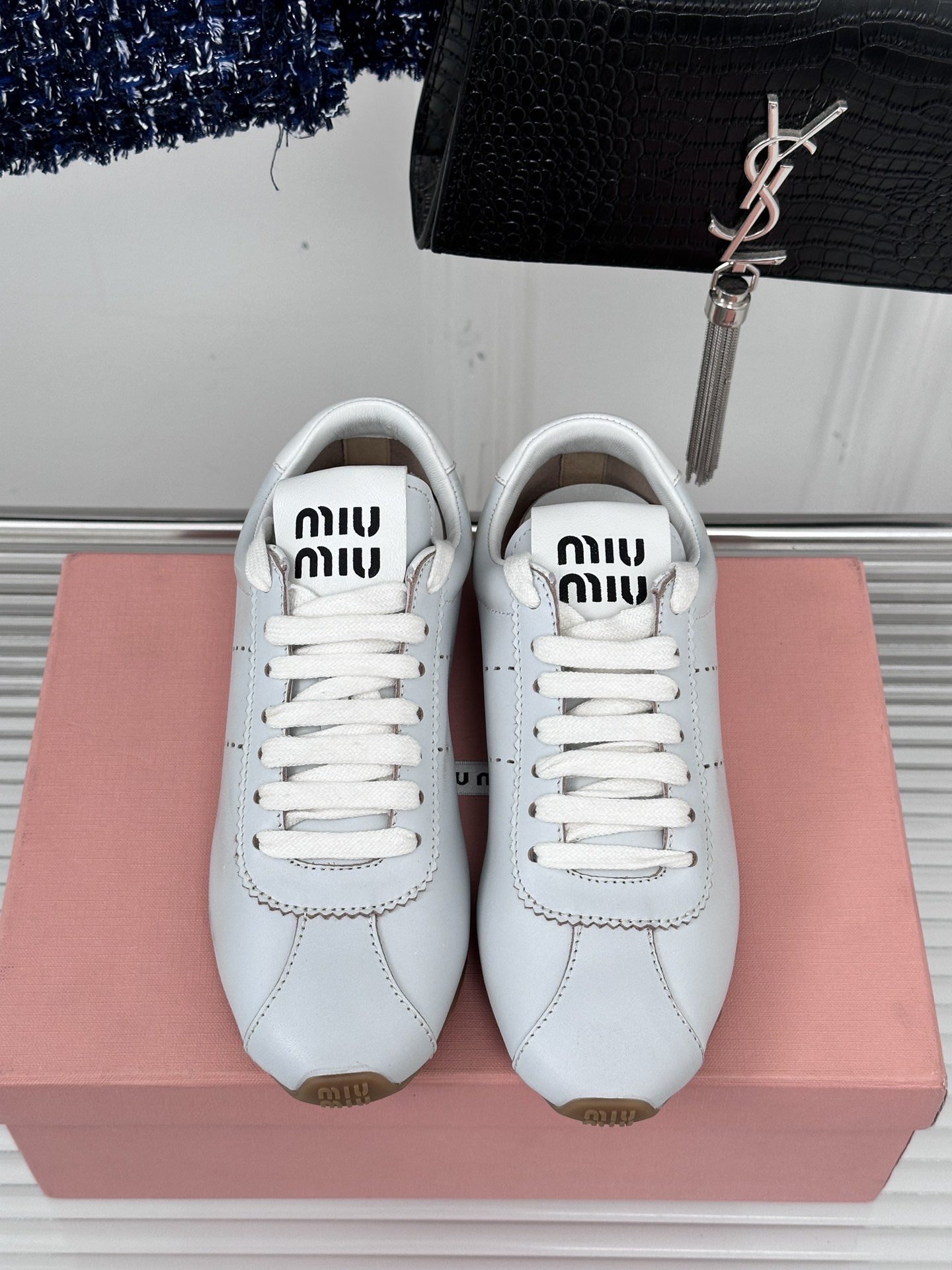 MIUMIU经典休闲德训鞋简单耐看不挑人很百搭是很不错的通勤选择鞋面采用进口牛京内里垫脚均为羊皮原版开模