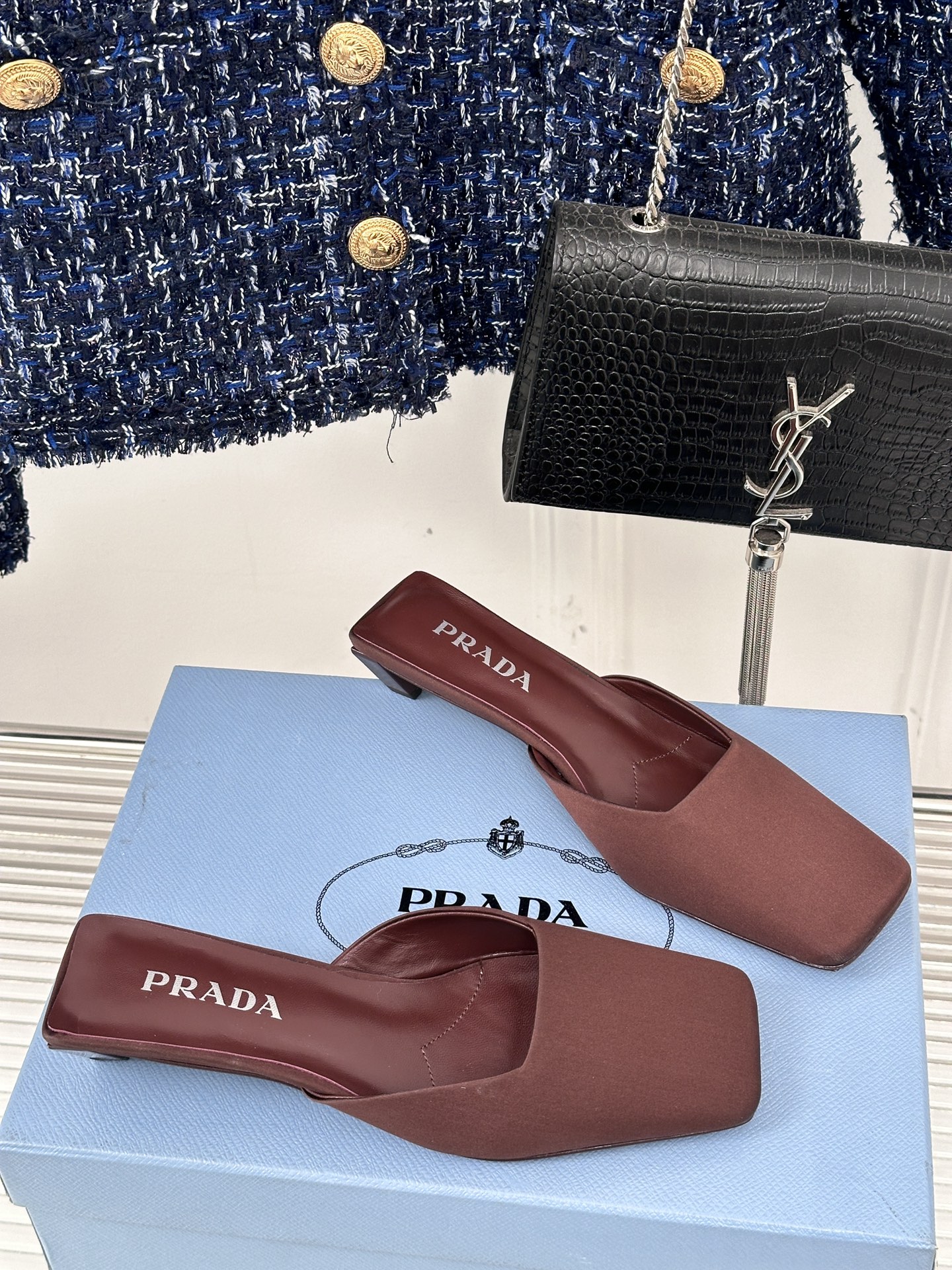 PRADA24s春夏新品真丝系列简单的设计大概就是它最让人喜欢的点不是烂大街的那种很有自己的品牌个性面料