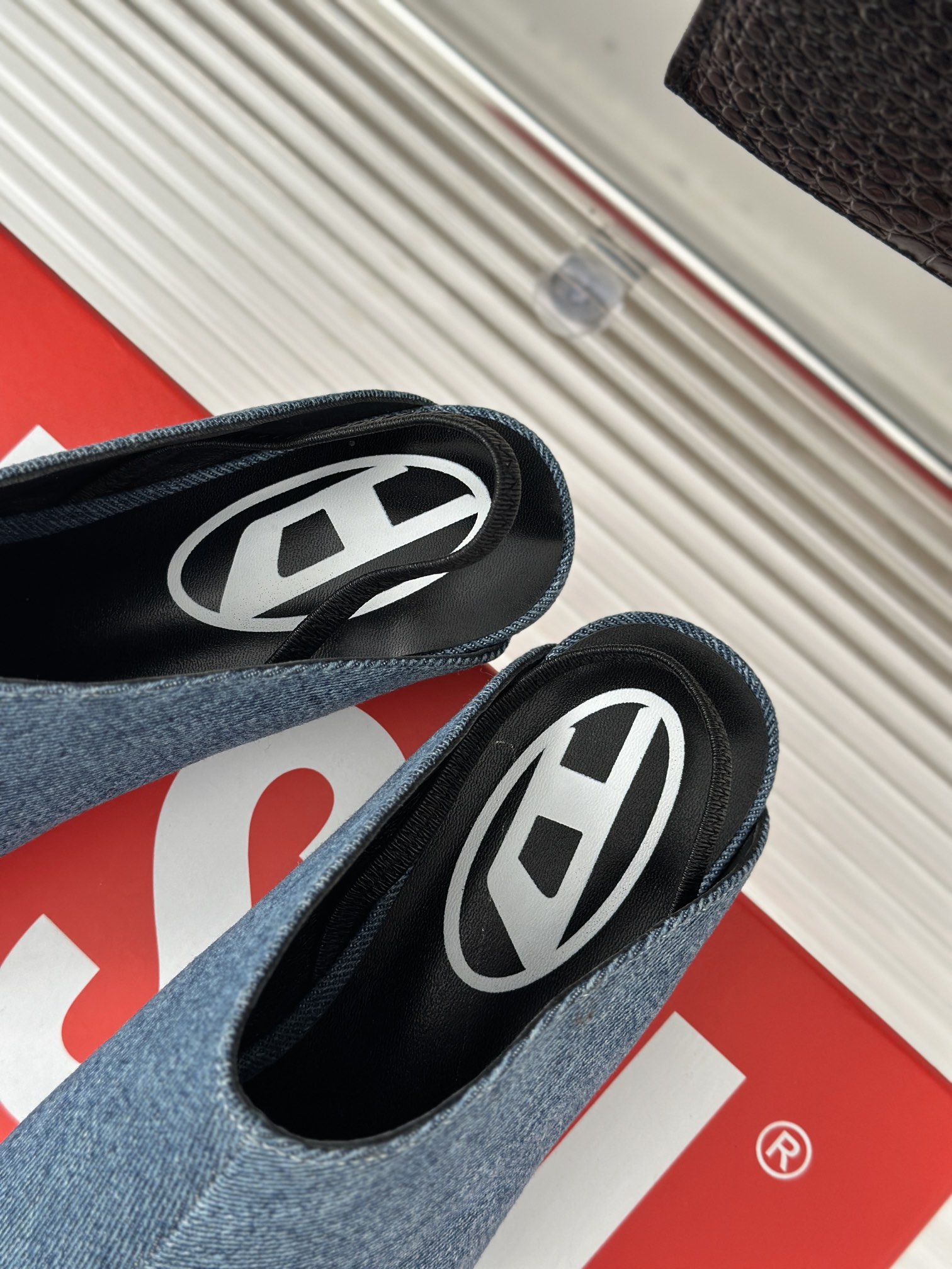 Diesel24S春夏新品尖头平底后空凉鞋鞋面采用进口小羊皮内里踮脚均为混种羊皮意大利真皮大底Size3