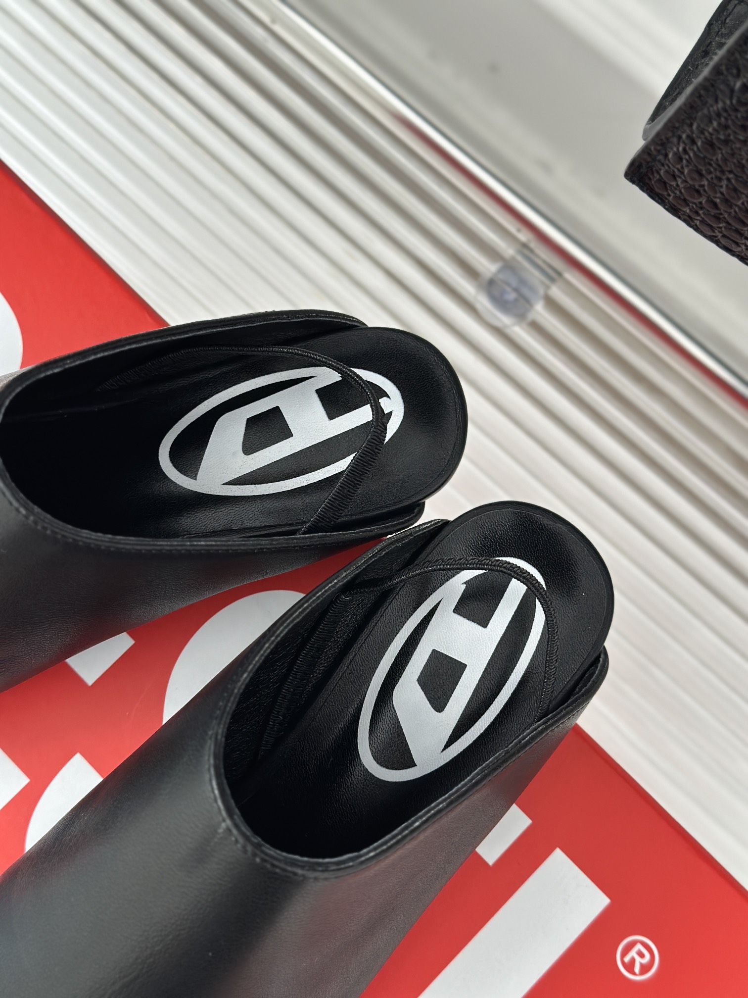 Diesel24S春夏新品尖头平底后空凉鞋鞋面采用进口小羊皮内里踮脚均为混种羊皮意大利真皮大底Size3