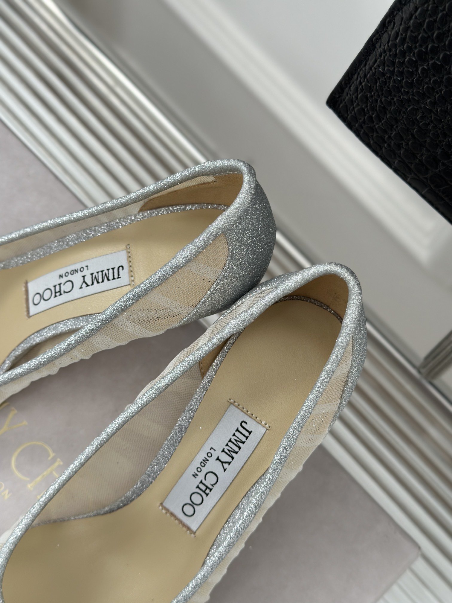 JimmyChoo吉米周经典LOVE网纱系列JC家的鞋子众所周知都是无一例外的仙女美尤其是这款细闪亮片点