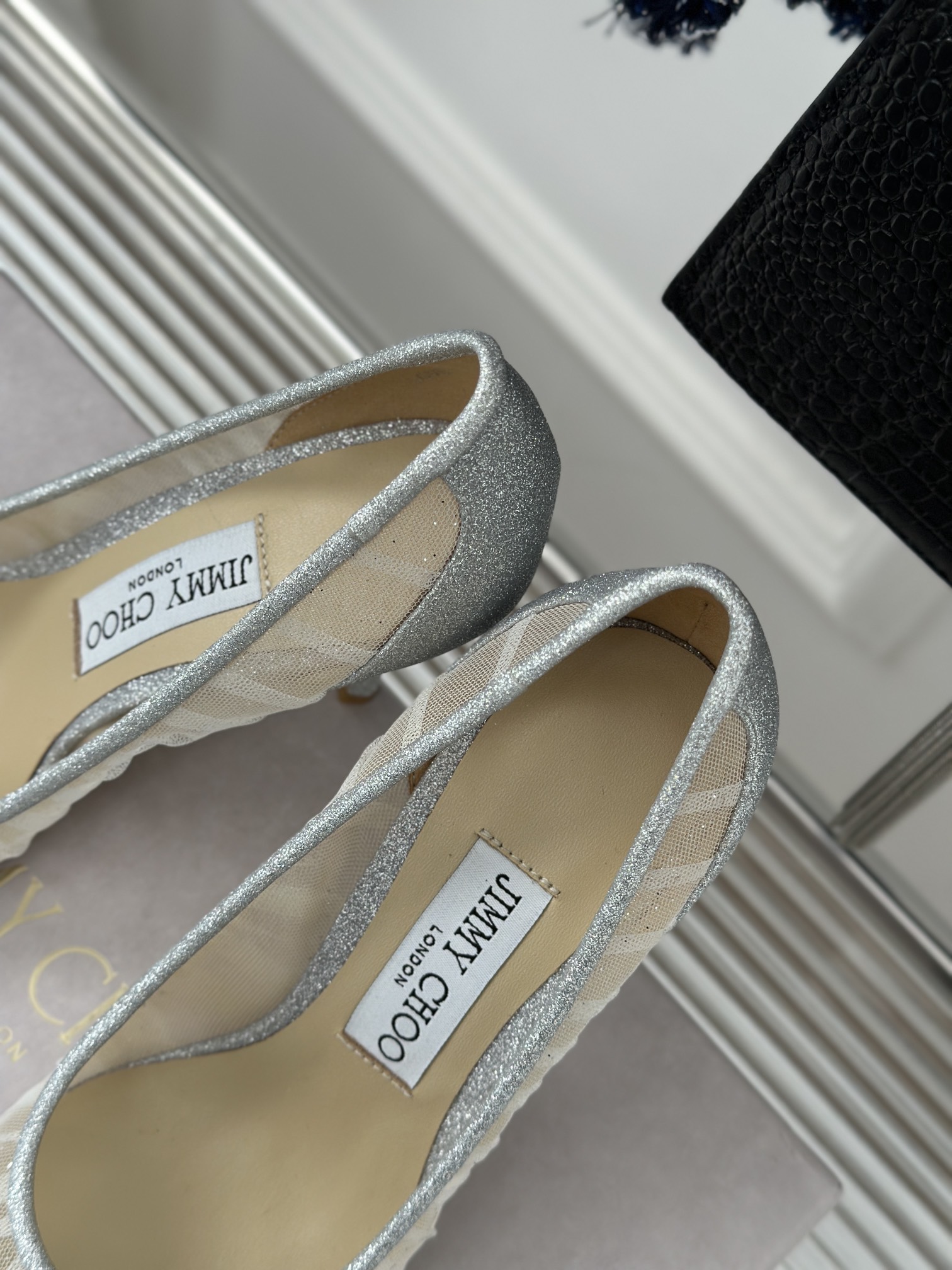JimmyChoo吉米周经典LOVE网纱系列JC家的鞋子众所周知都是无一例外的仙女美尤其是这款细闪亮片点