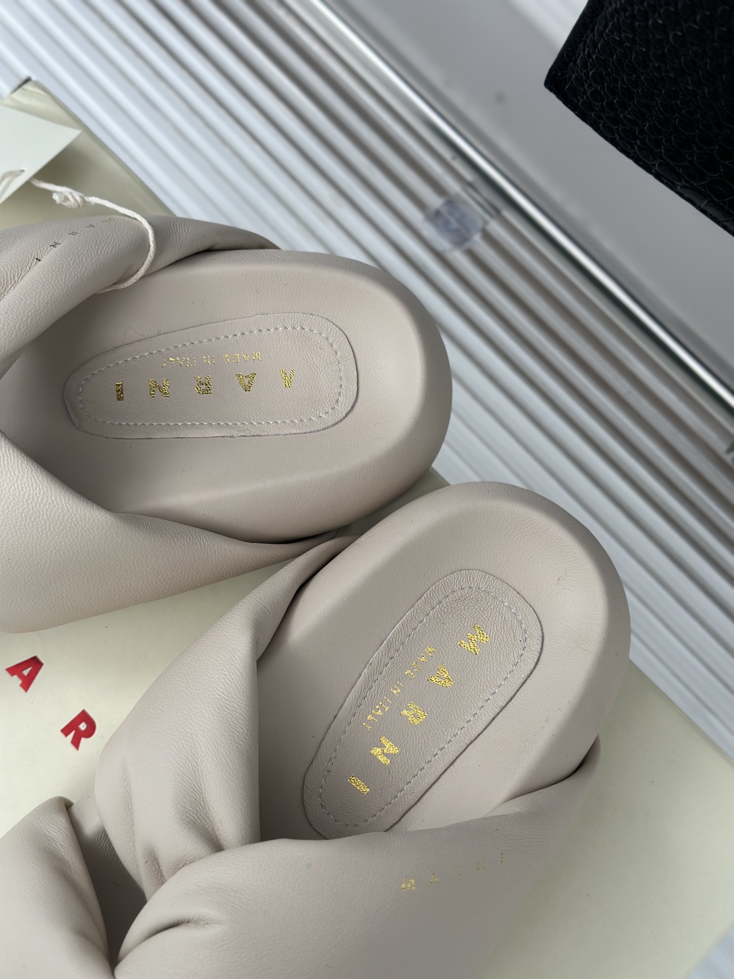 预售年后出Marni玛尼24S面包交叉拖鞋这一系列这真的是绝了怎么会这么美！整个系列色调都给人柔和安稳的