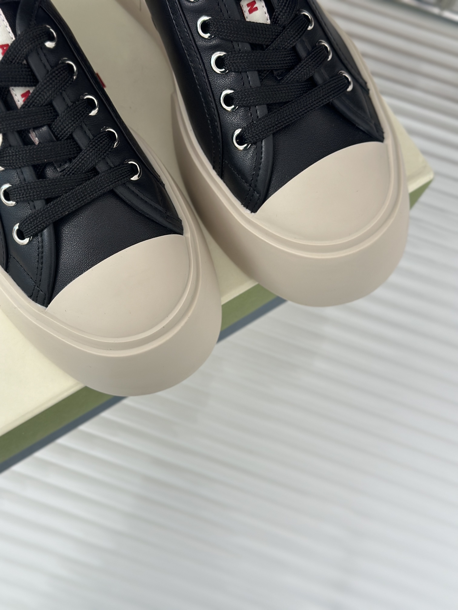 Marni玛尼23S经典四季厚底系带半拖鞋鞋型整体特别简洁还复古配色干净不过时是一双舒适和质感并存的小白