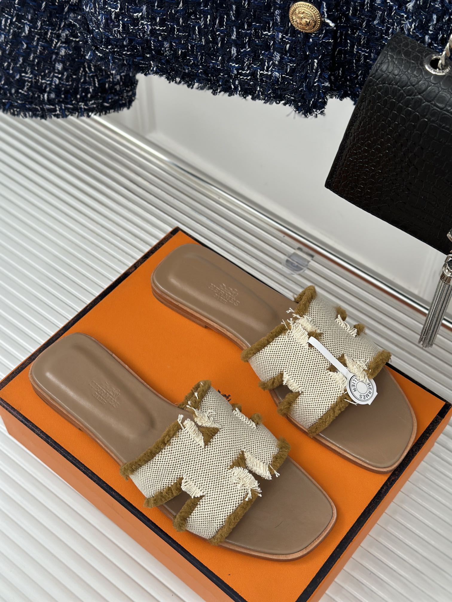 Hermès/爱马仕经典H平底拖鞋经典H拖H家的拖鞋一直是拖鞋的代表款依旧是经典的H造型鞋面独特的马蹄刺