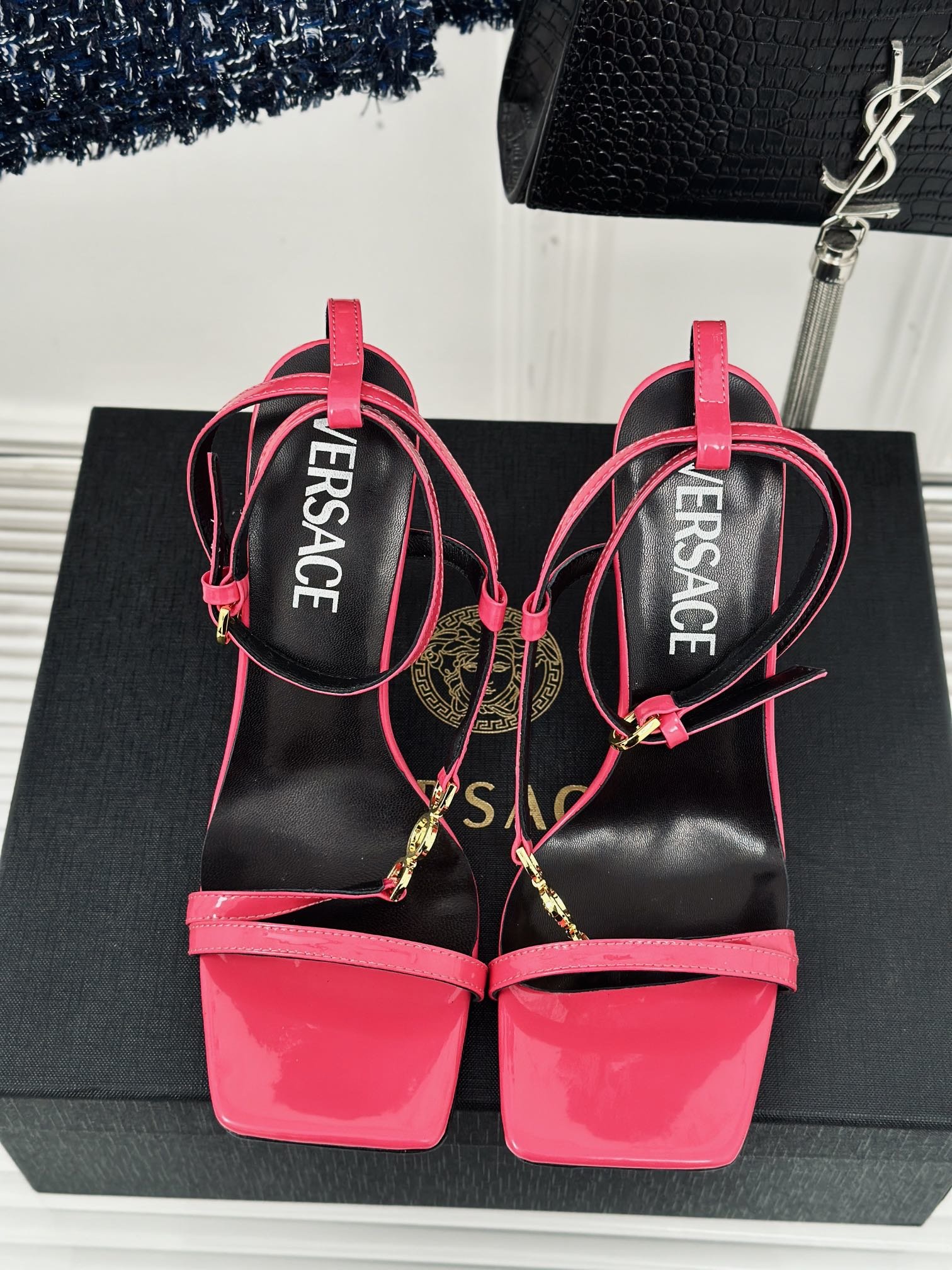 versace范思哲24S春夏新品金属美人头高跟凉鞋鞋面采用进口真丝/漆皮内里垫脚均为山羊皮跟高10.5