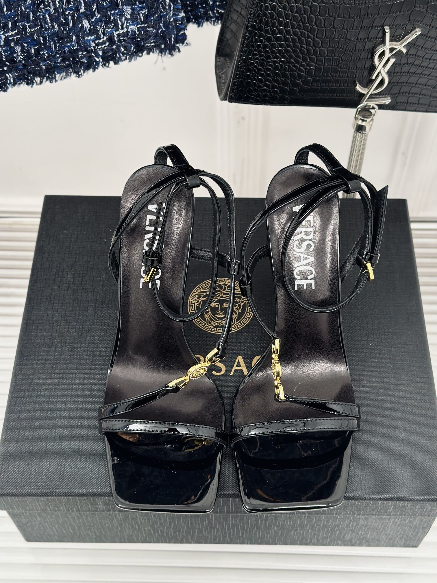 versace范思哲24S春夏新品金属美人头高跟凉鞋鞋面采用进口真丝/漆皮内里垫脚均为山羊皮跟高10.5