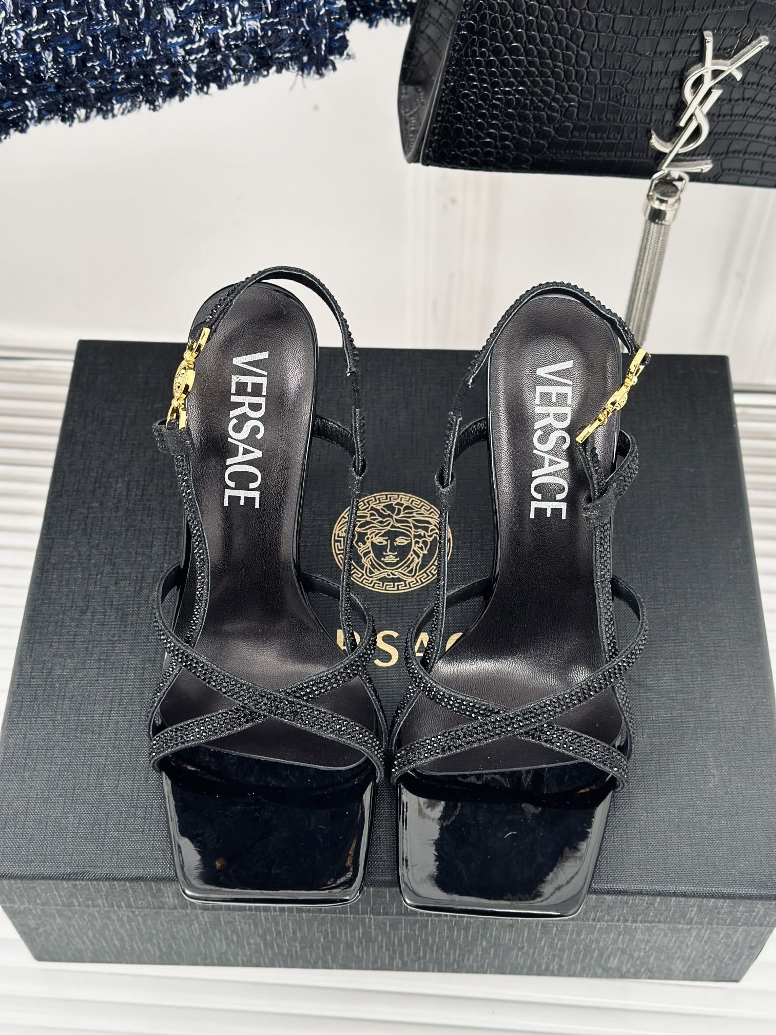 versace范思哲24S春夏新品金属美人头高跟凉鞋鞋面采用进口漆皮/烫钻内里垫脚进口山羊皮跟高10.5