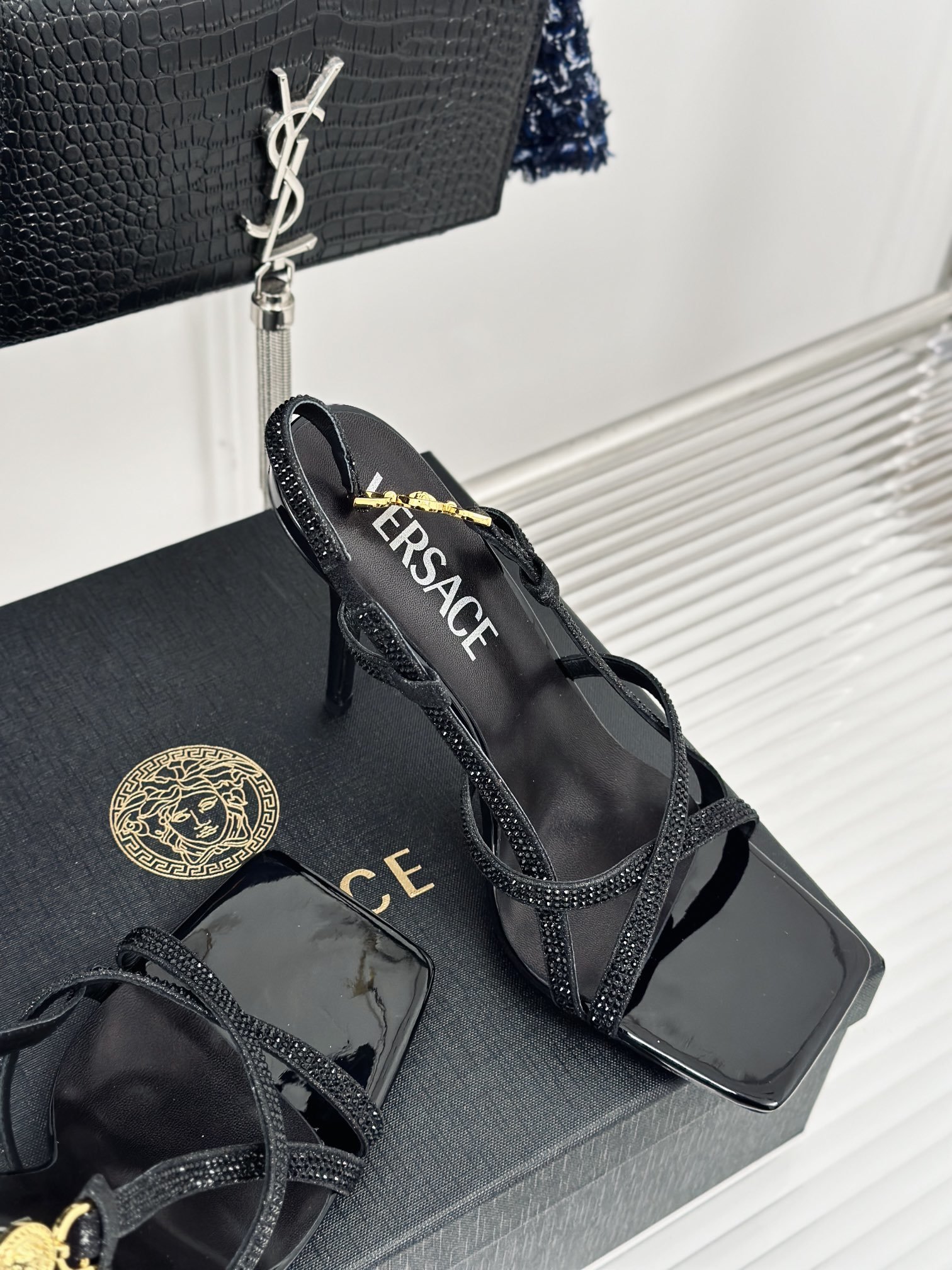 versace范思哲24S春夏新品金属美人头高跟凉鞋鞋面采用进口漆皮/烫钻内里垫脚进口山羊皮跟高10.5