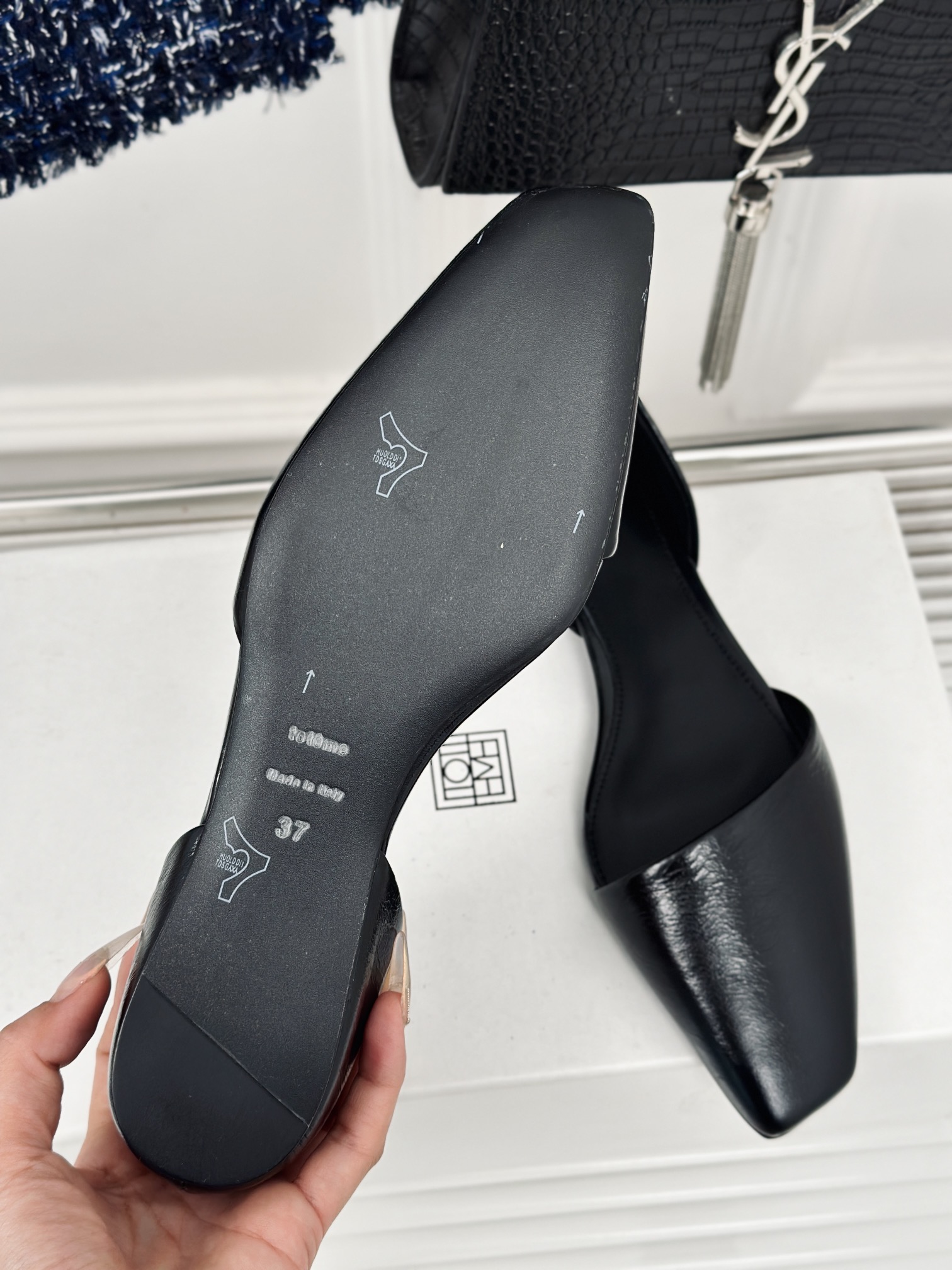 Toteme24S经典复古中空平底单鞋鞋面采用进口牛皮内里采用水染羊皮意大利进口真皮大底码数35-394