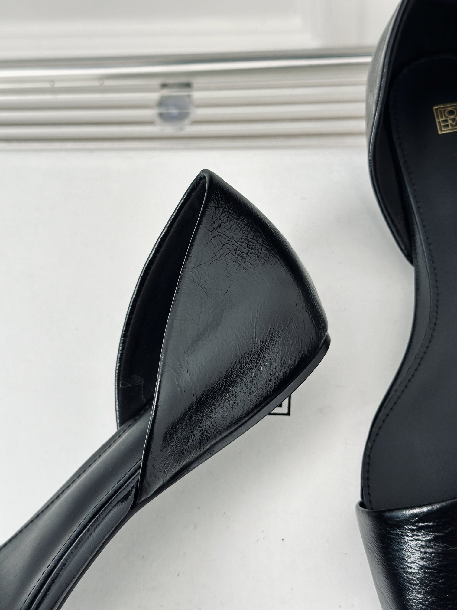 Toteme24S经典复古中空平底单鞋鞋面采用进口牛皮内里采用水染羊皮意大利进口真皮大底码数35-394