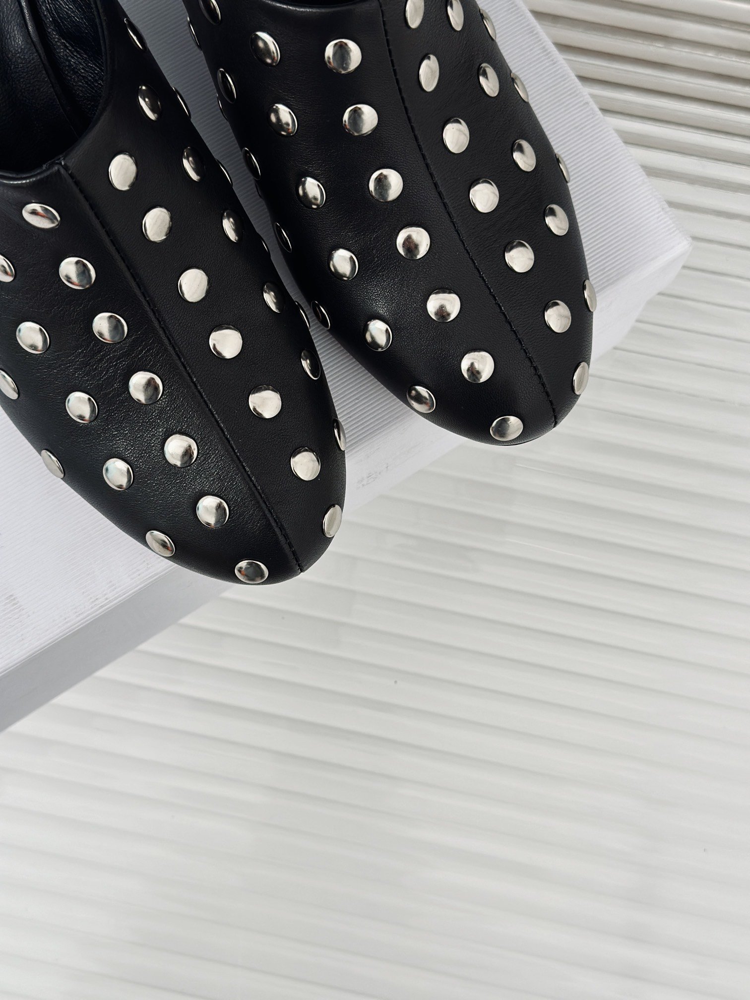 khaite24s春夏新品复铆钉半拖鞋很有当代的复古那味儿极简主义的设计风格上脚超级显瘦又舒适日常随心搭