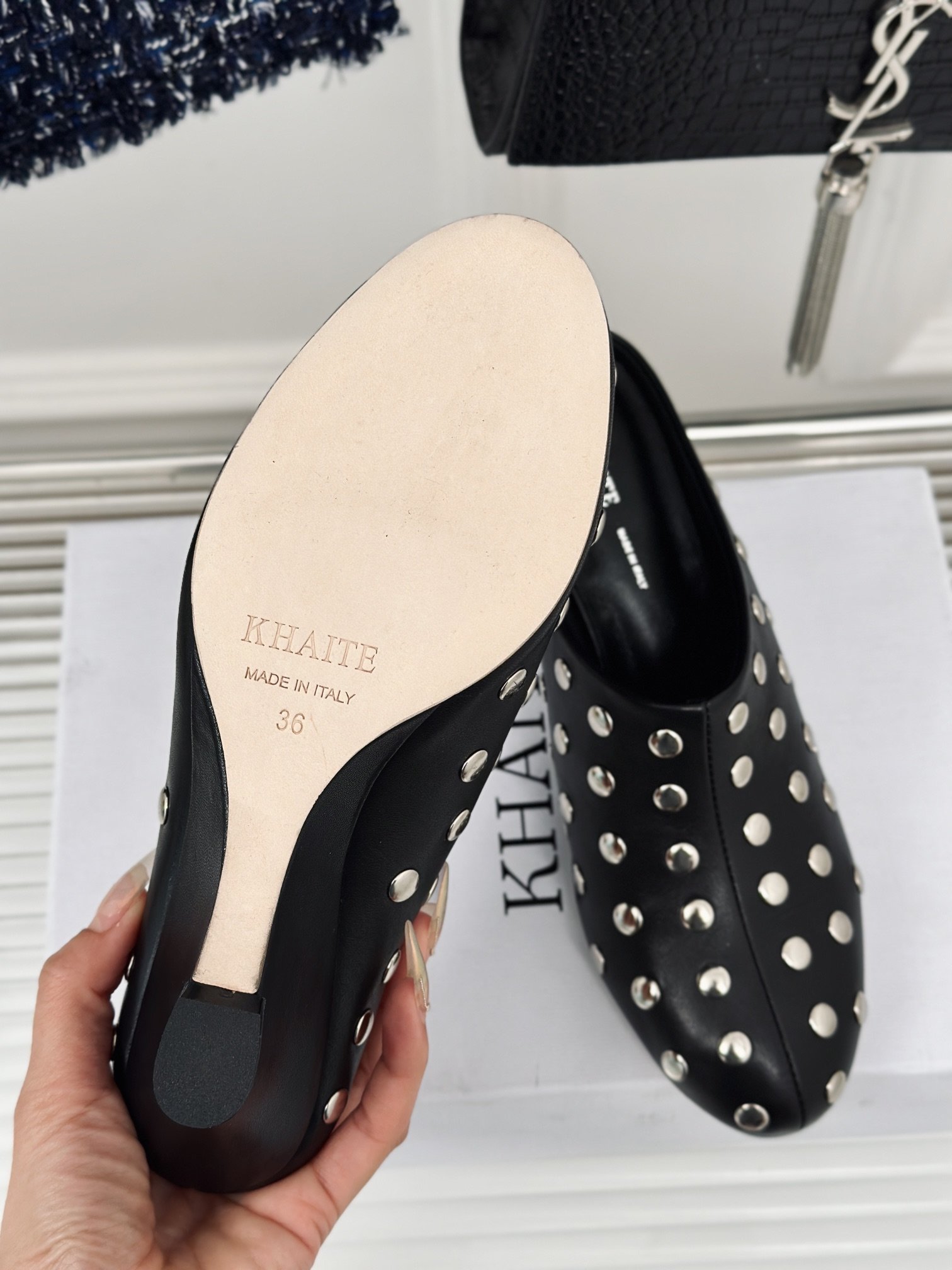 khaite24s春夏新品复铆钉半拖鞋很有当代的复古那味儿极简主义的设计风格上脚超级显瘦又舒适日常随心搭
