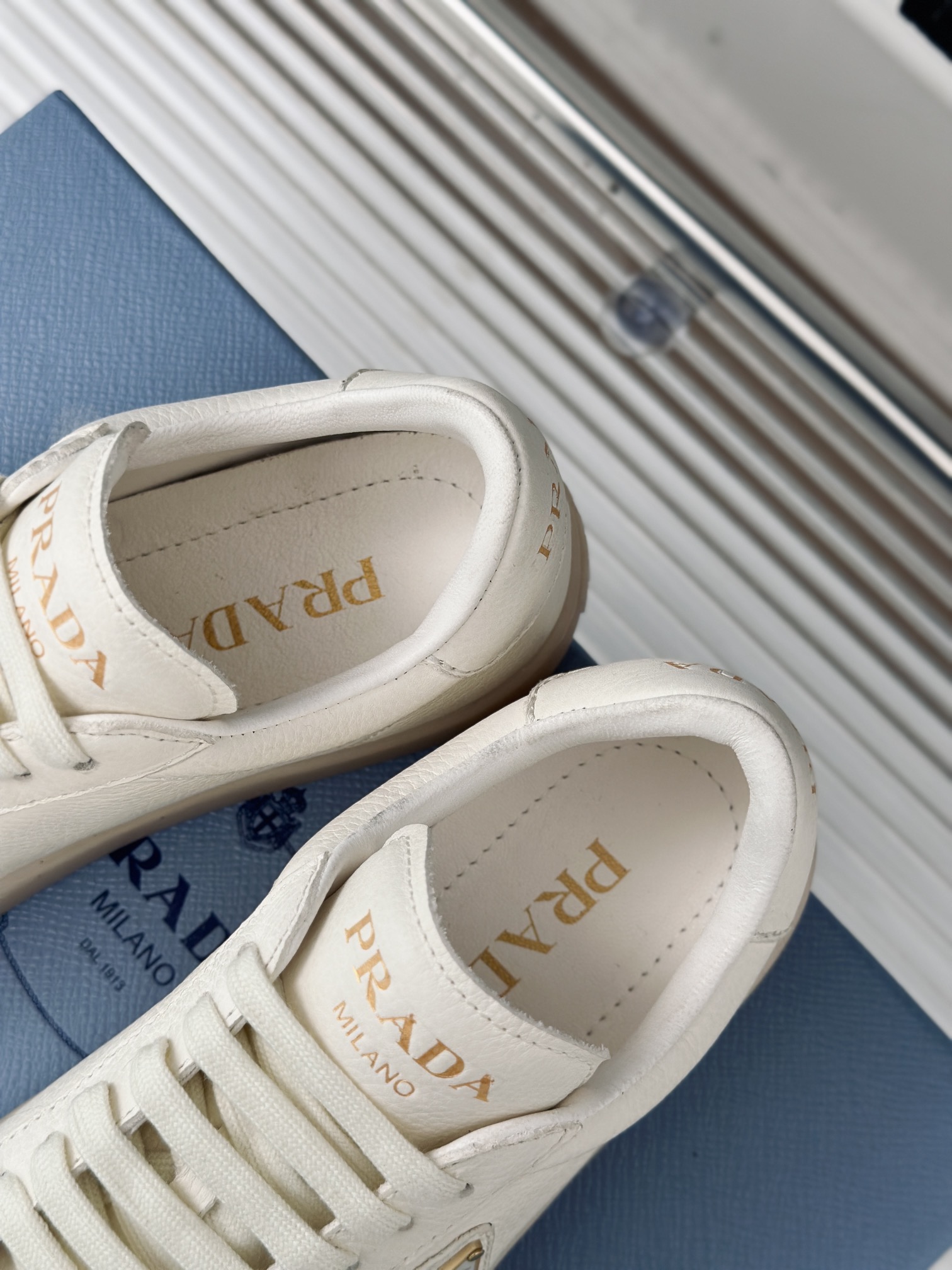 Prada/普拉达24新品小白鞋爱死这分的简单感鞋型非常秀气且不软榻脚感也是相当舒服一年四季都不愁穿搭面