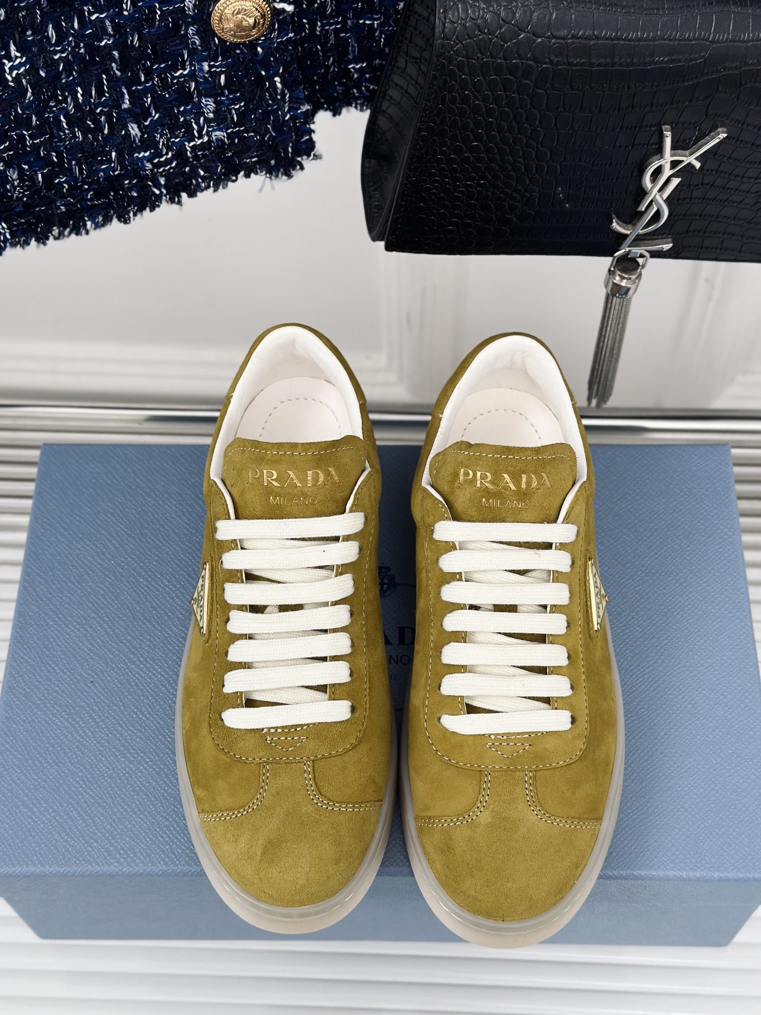 Prada/普拉达24新品小白鞋爱死这分的简单感鞋型非常秀气且不软榻脚感也是相当舒服一年四季都不愁穿搭面