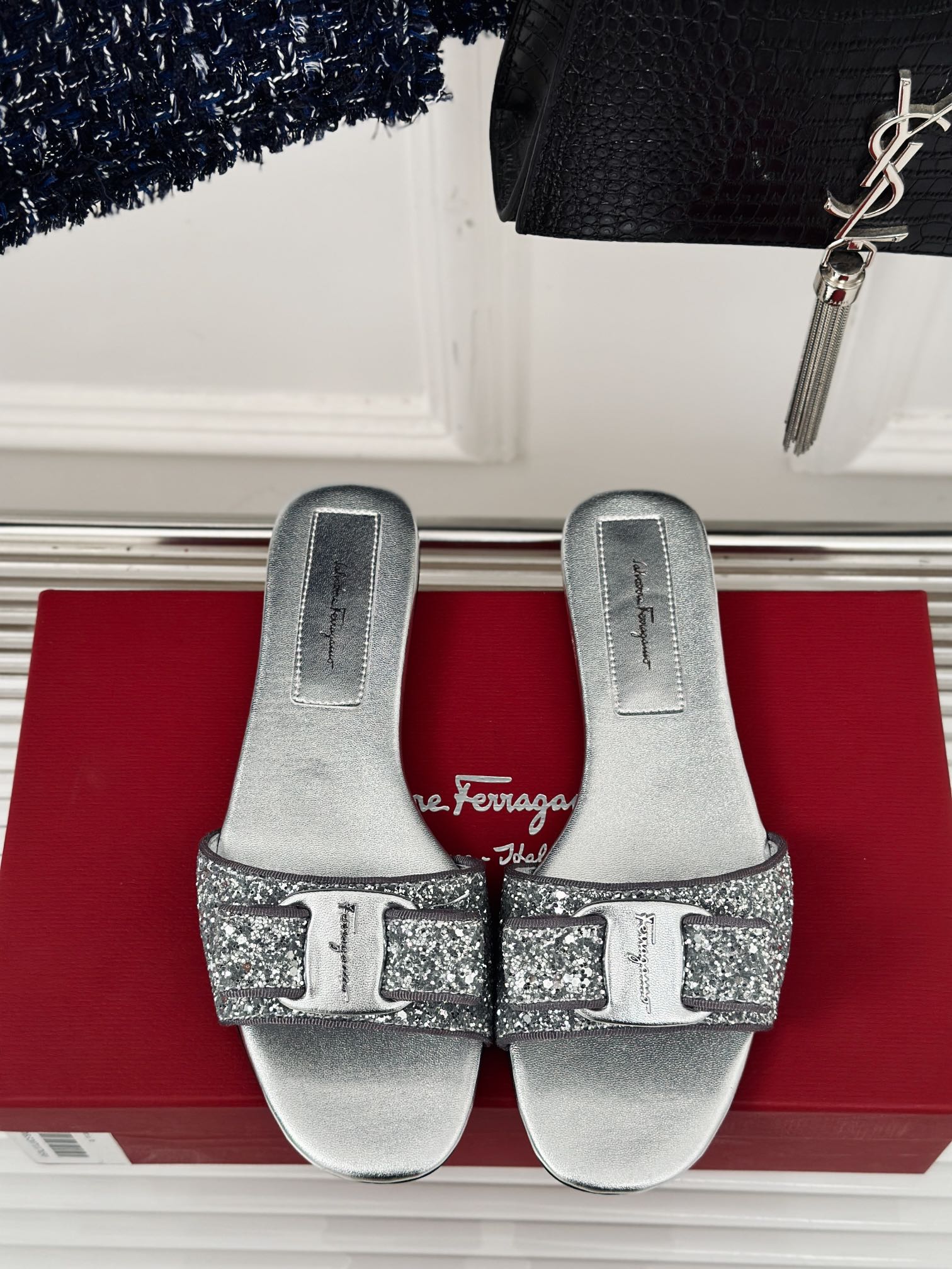 Ferragamo/菲拉格慕经典夏季蝴蝶结拖鞋！这款拖鞋实在太美了奢华又低调彰显气质和品味面料采用进口胎