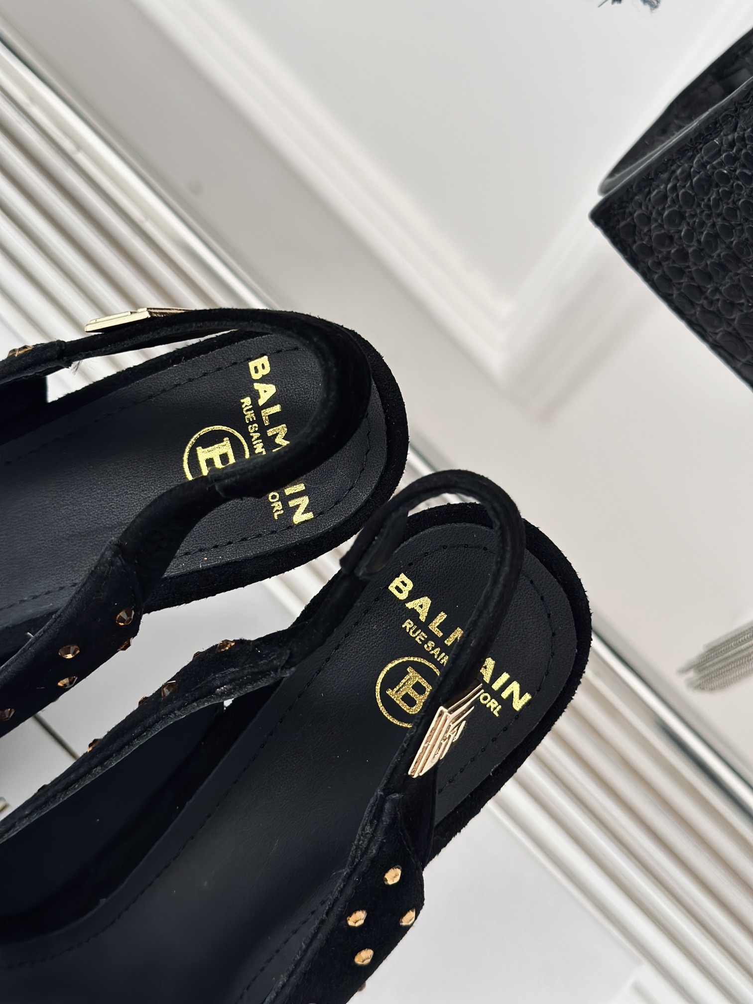 Balmain巴尔曼经典尖头性感铆钉高跟凉鞋来自法国品牌深受众多明星和皇室贵族的亲睐闪亮的装饰和面料是这