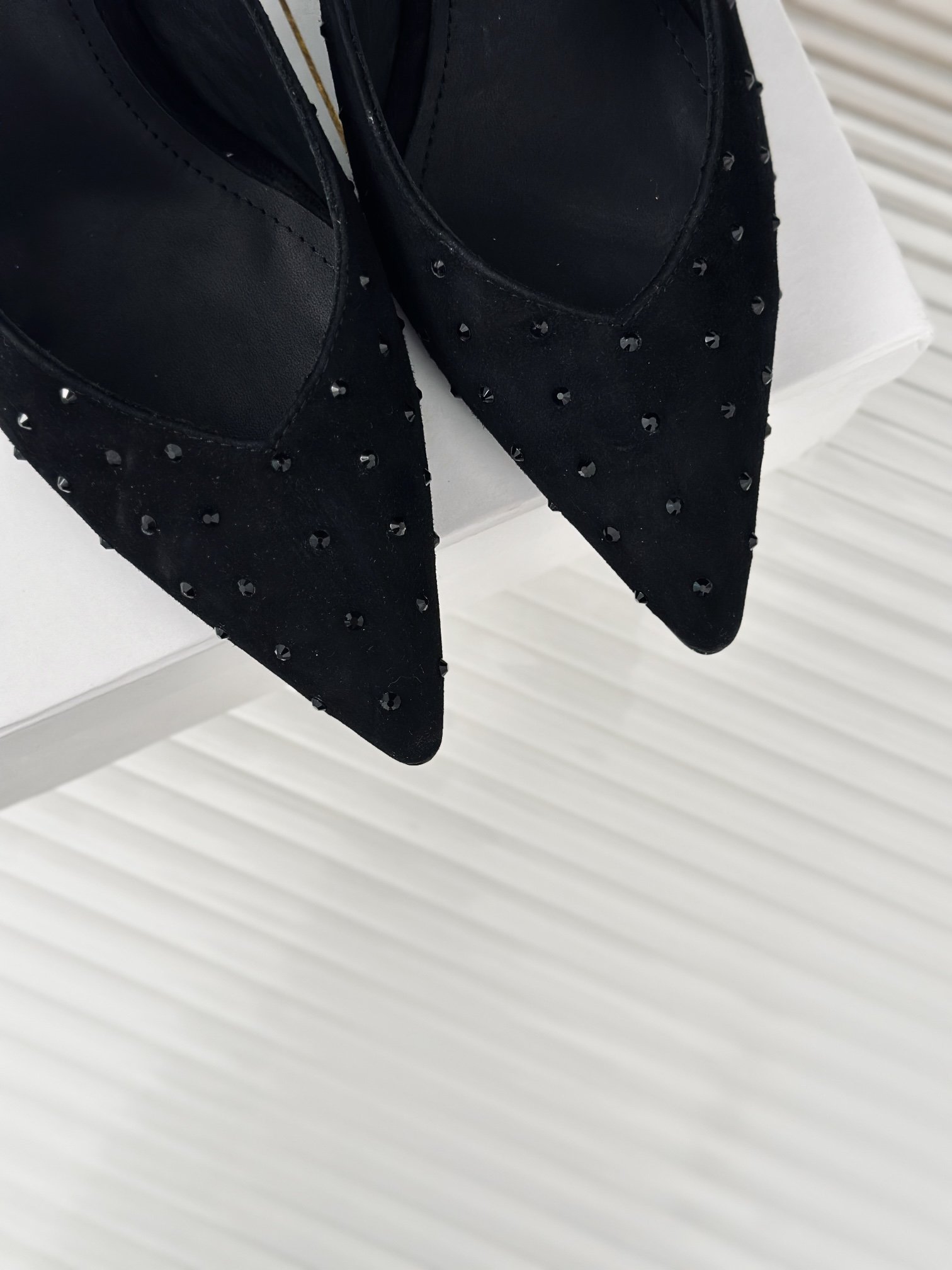 Balmain巴尔曼经典尖头性感铆钉高跟凉鞋来自法国品牌深受众多明星和皇室贵族的亲睐闪亮的装饰和面料是这