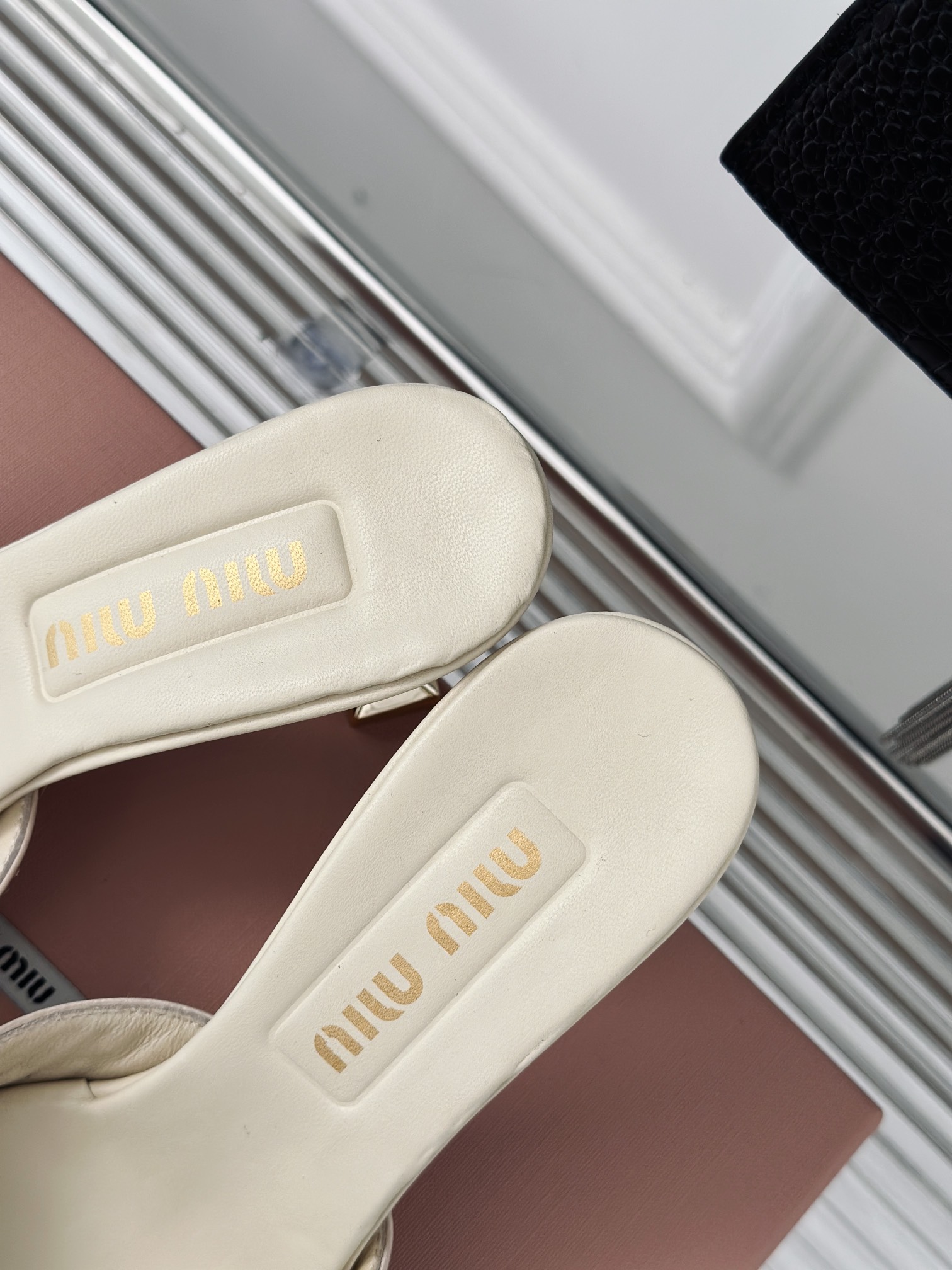 MIUMIU24新品经典蝴蝶结高跟拖鞋鞋面采用进口真丝/水钻内里垫脚均为羊皮意大利进口牛皮大底跟高7.5