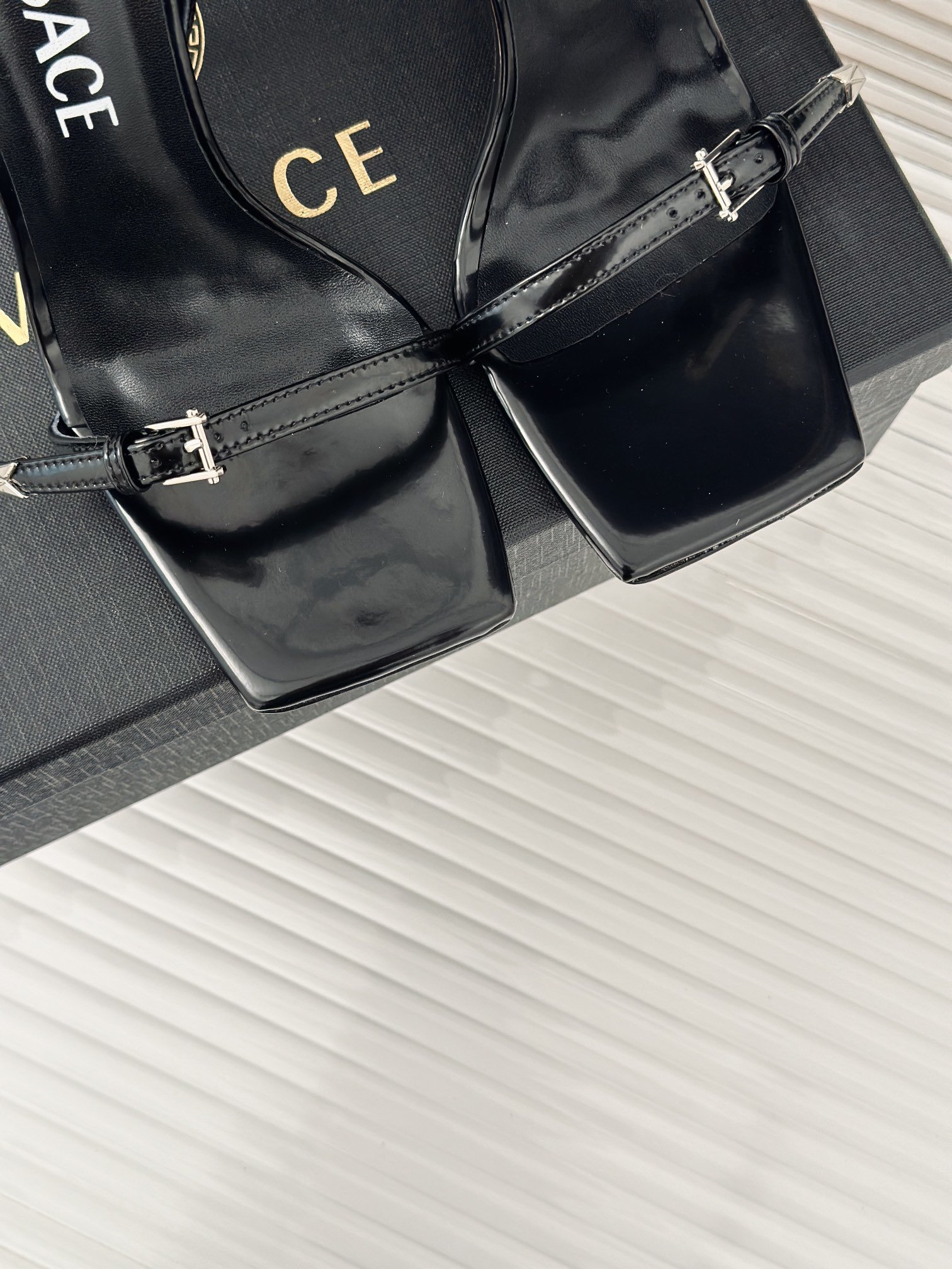 versace范思哲24S春夏新品金属美人头高跟凉鞋鞋面采用进口小牛皮内里垫脚进口山羊皮跟高10cm意大