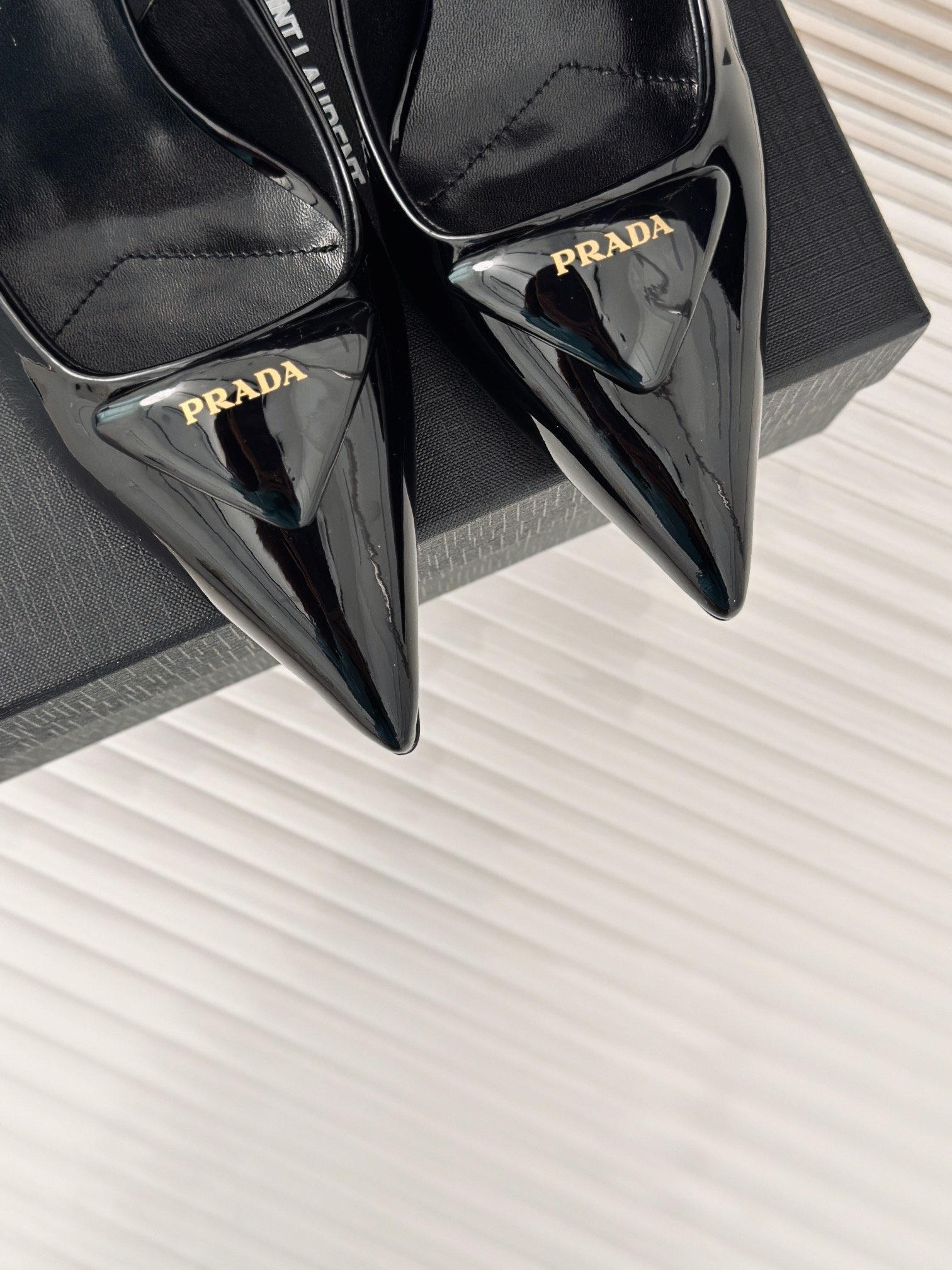 PRADA/普拉达经典春夏三角标凉鞋单鞋系列简单的设计大概就是它最让人喜欢的点不是烂大街的那种很有自己的