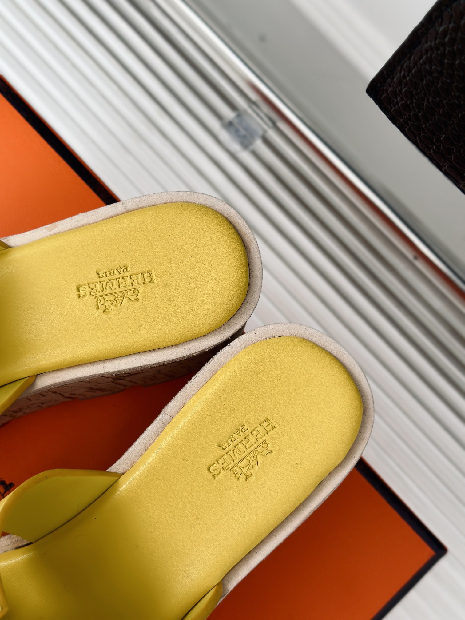 Hermès/爱马仕经典H厚底拖鞋依旧是永恒经典的H造型极约复古的设计浓厚的异域风情厚底在拉长腿方面真的