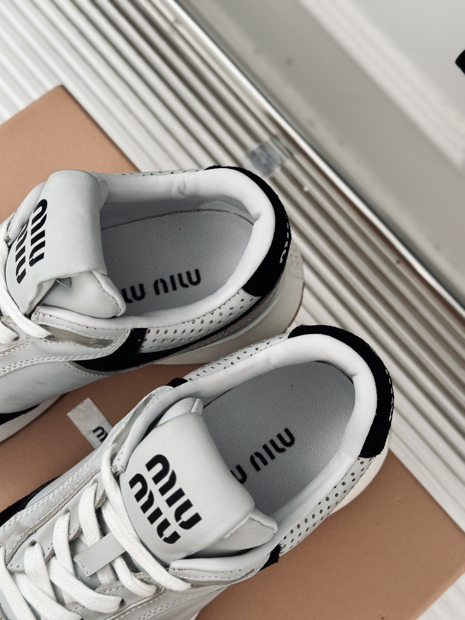 MiuMiu/缪缪24s早春新品复古休闲运动鞋️️简约的运动板鞋设计极具辨识度的鞋舌打造佛系甜美的休闲风